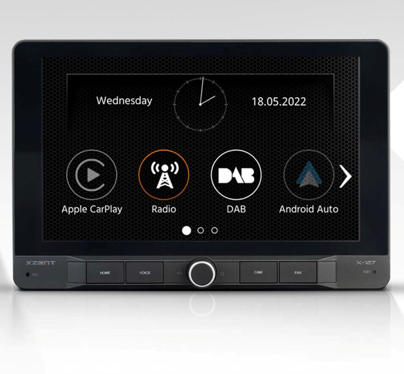 Auto-Bildschirm mit Uhrzeit, Datum und Apple CarPlay, Radio, DAB und Android Auto Symbolen.