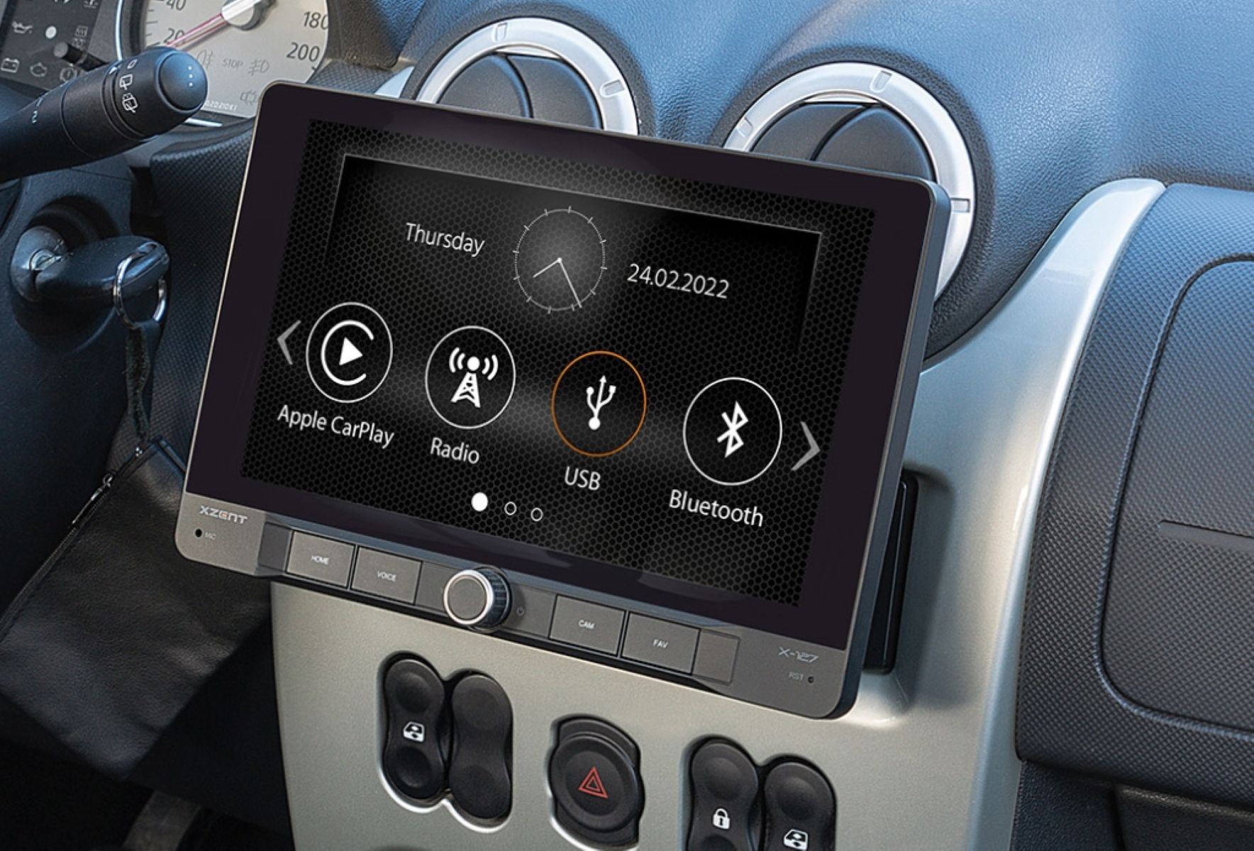 Auto-Infotainment-System mit Touchscreen-Display, das Zeit, Datum, Apple CarPlay, Radio, USB, Bluetooth zeigt.