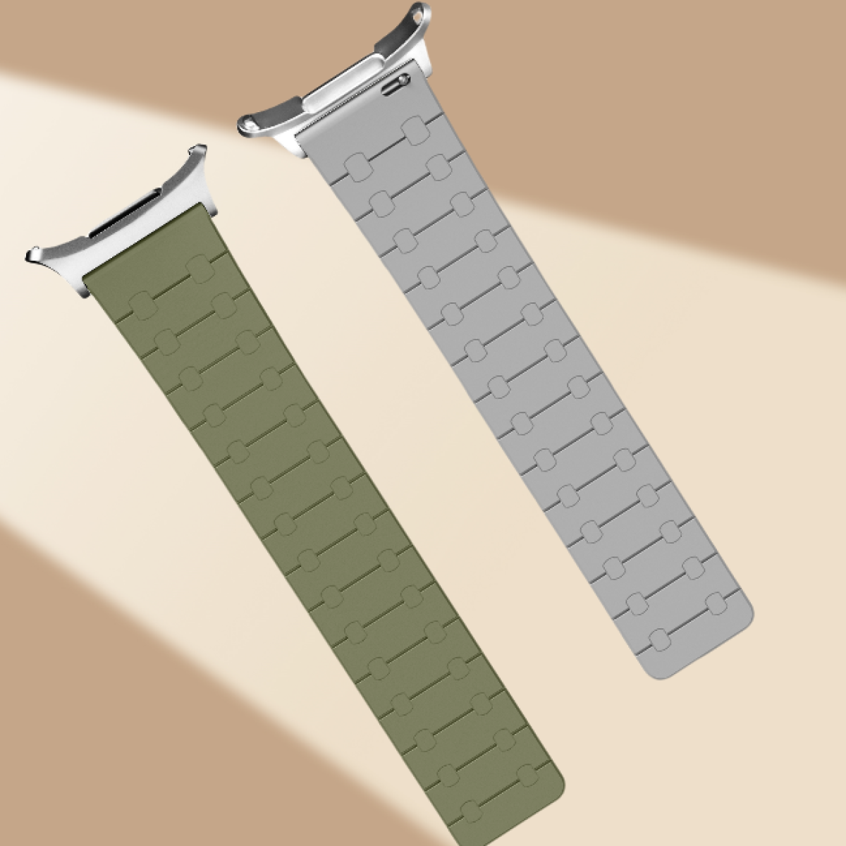 Cinturini, verde oliva e argento. Chiusure in metallo. Sfondo beige.