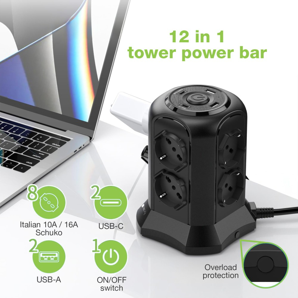 Ein schwarzer Power-Tower mit mehreren Steckdosen und USB-Anschlüssen, in der Nähe eines Laptops.