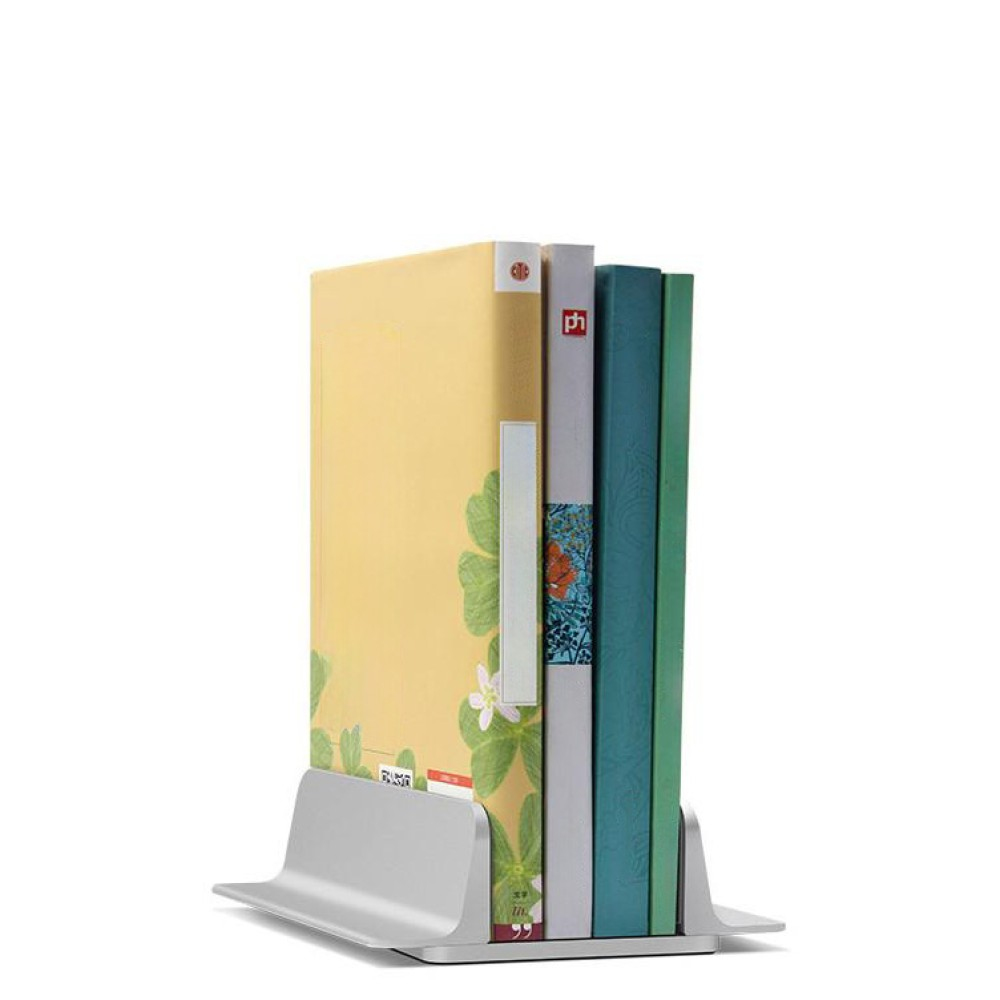Bücher in einem silbernen Buchstützer. Die Bücher haben gelbe, weiße, blaue und grüne Buchrücken.