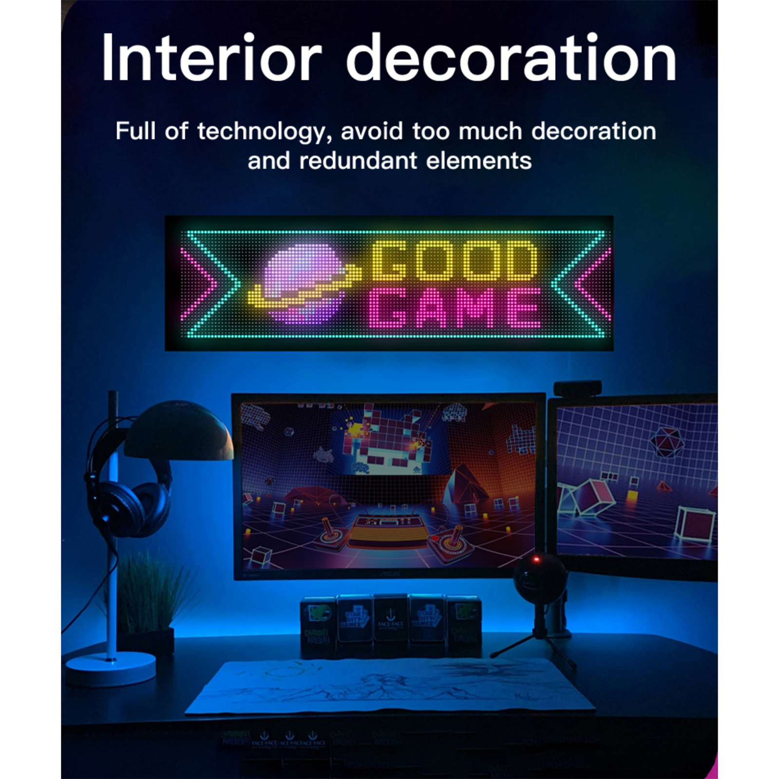Schreibtisch-Setup mit LED-Schild „GOOD GAME“. Zwei Monitore, Kopfhörer und dekorative Elemente.