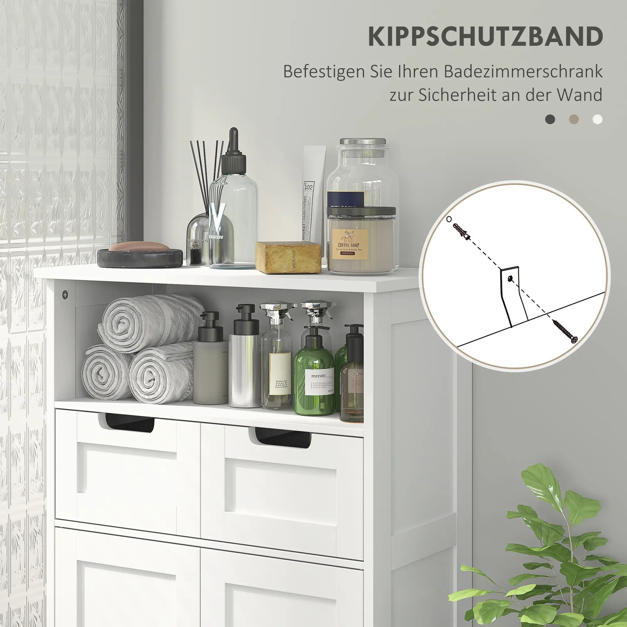 Weißer Badezimmerschrank mit Schubladen und einem Regal. Handtücher, Flaschen und eine Kerze sind sichtbar.