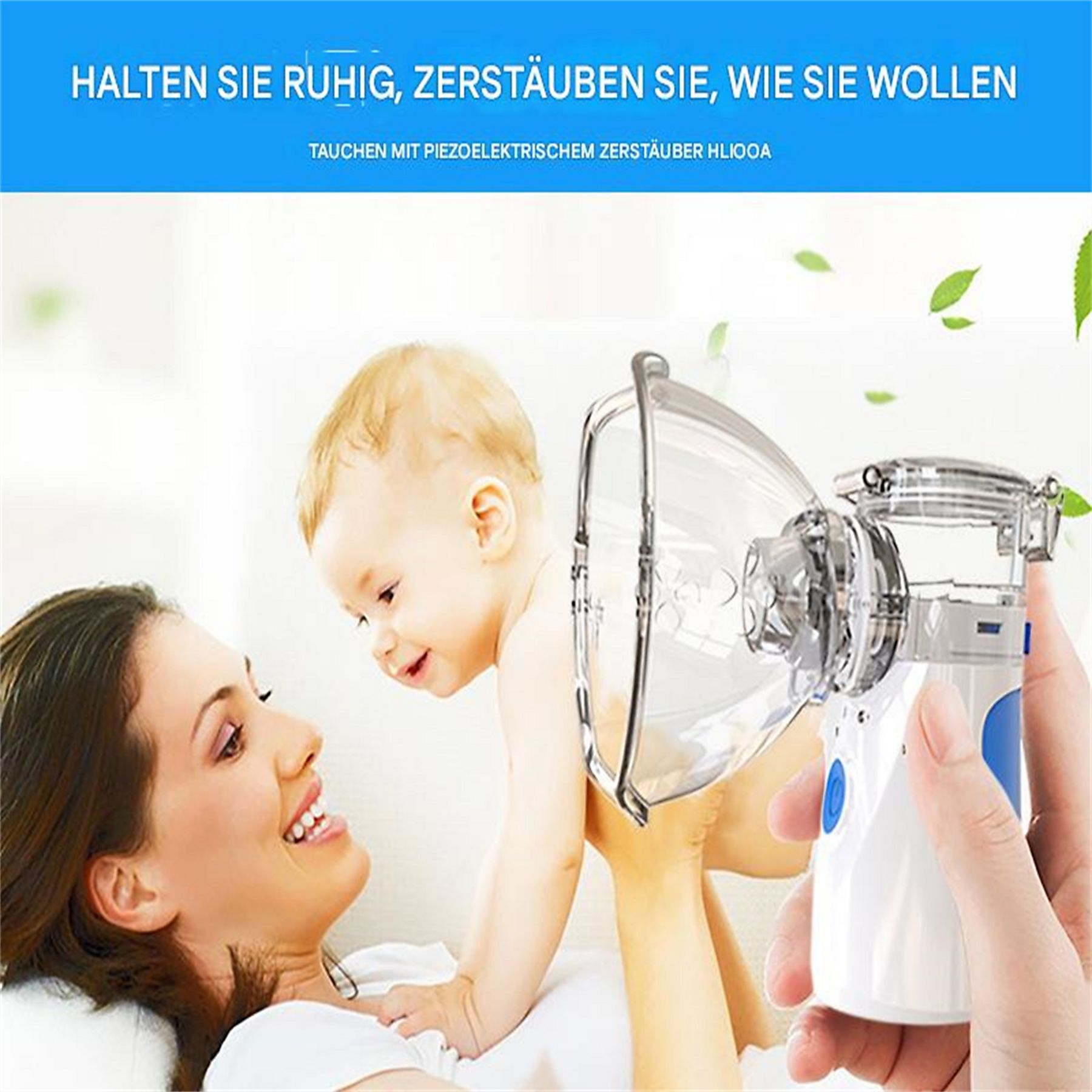 Mutter hält Baby, im Hintergrund ein Vernebler, beide lächeln.