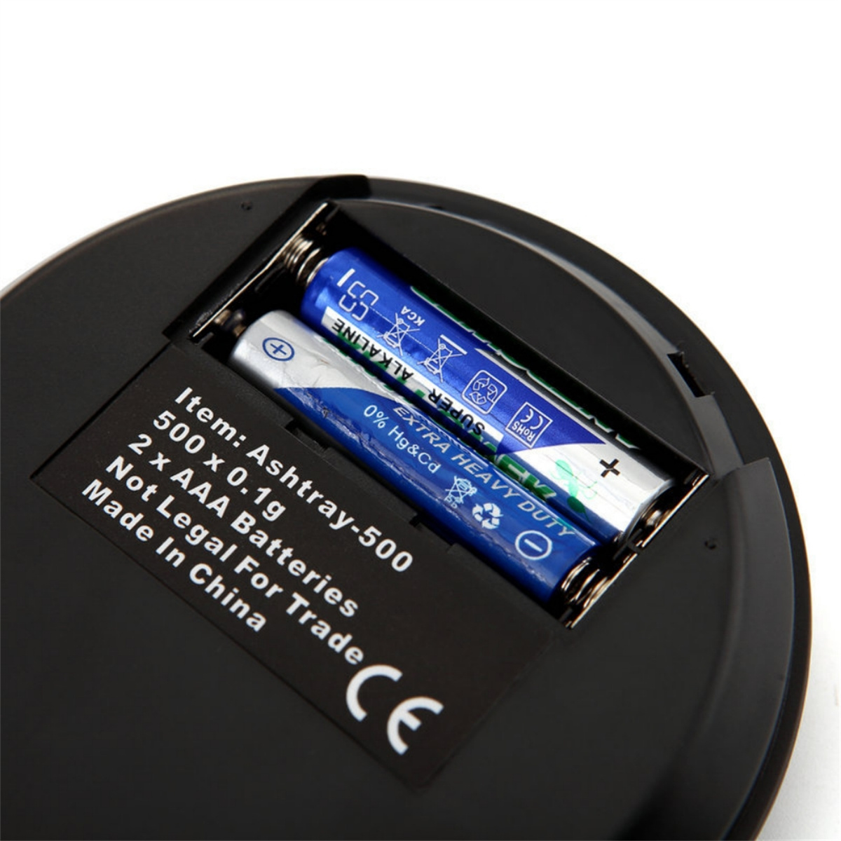 Nahaufnahme eines schwarzen Aschenbechers mit zwei Batterien und einem weißen Etikett.