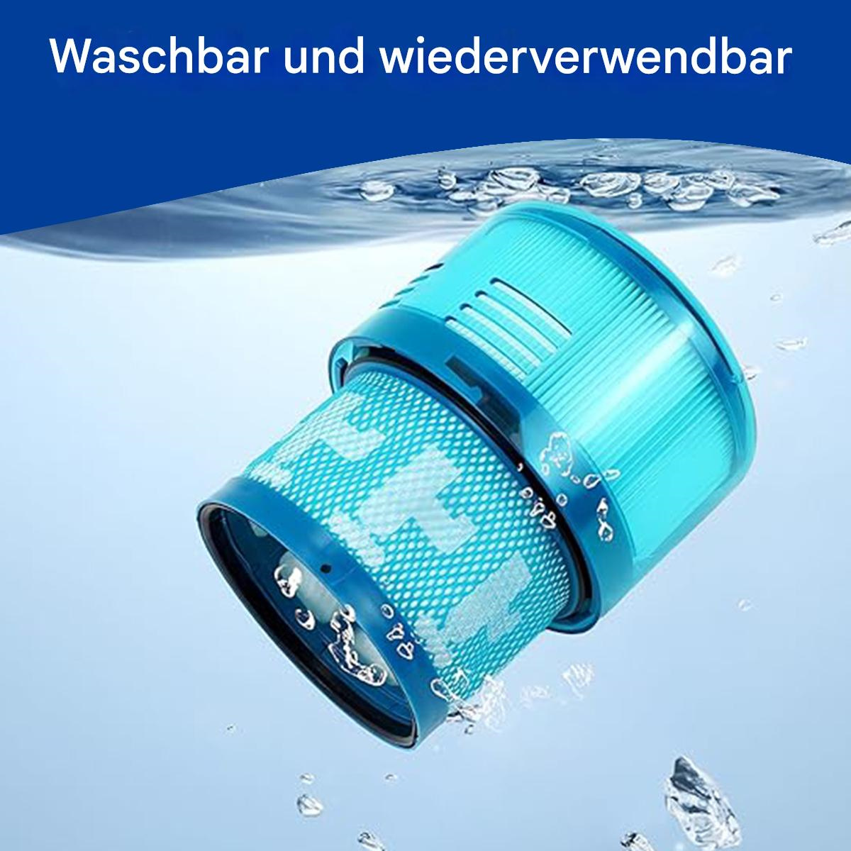 Blauer Staubsaugerfilter im Wasser. Blasen darum. Der Filter hat eine Maschenoberfläche.