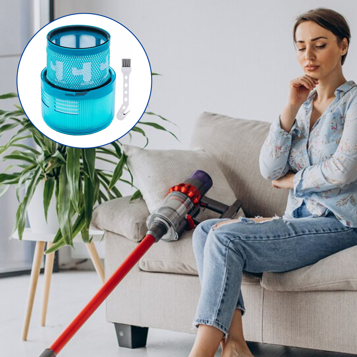 Frau sitzt auf dem Sofa mit Staubsauger. Filter und Bürste in der Ecke.