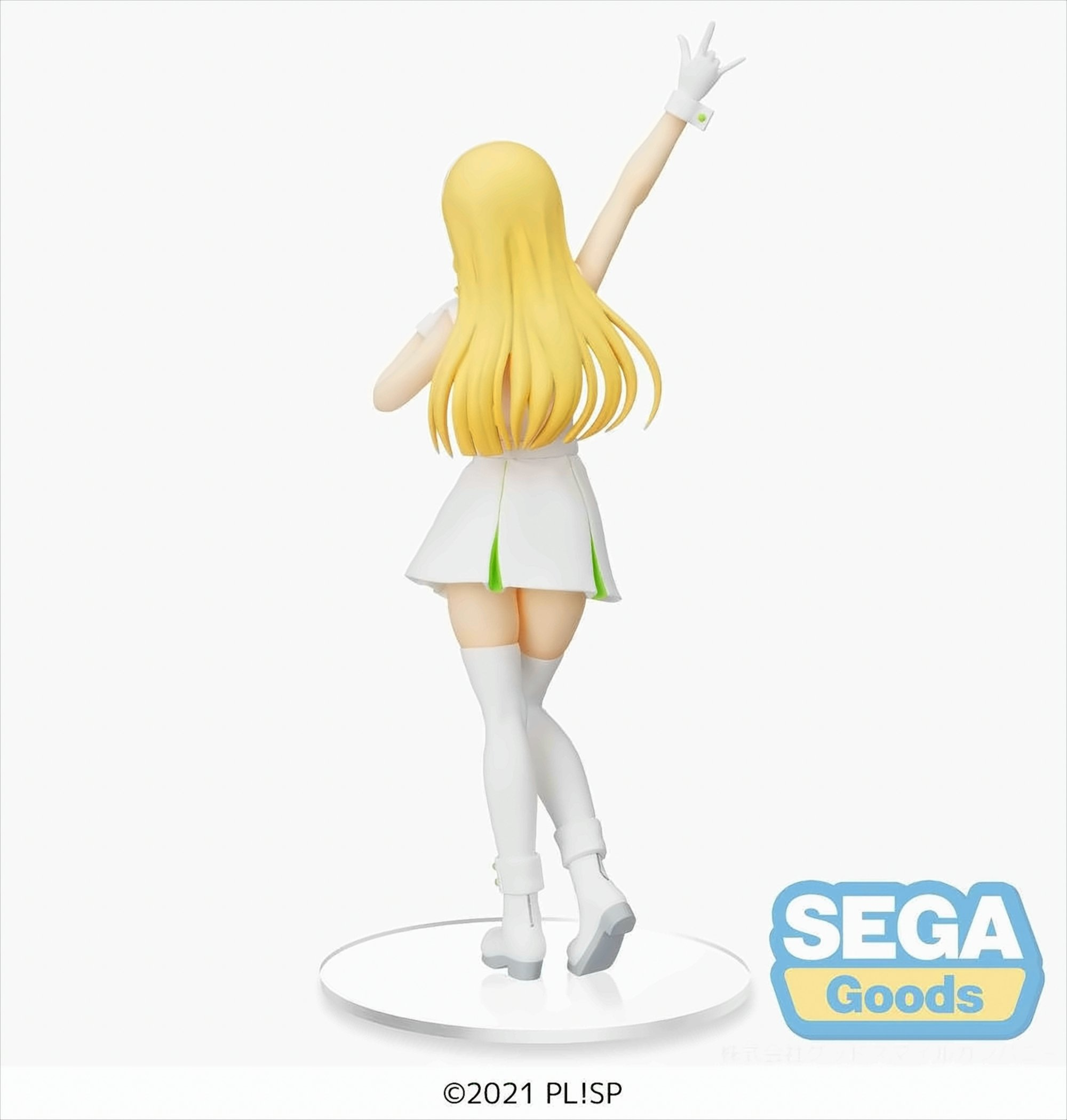 Anime-Figur, blondes Haar und weißes Outfit. Arme erhoben. Display-Sockel. Weißer Hintergrund.