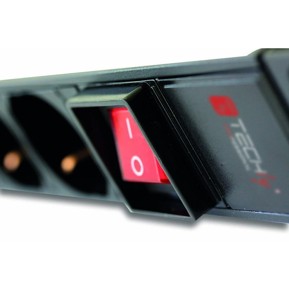 Primo piano di una ciabatta nera con interruttore rosso in posizione 'on'. Prese visibili.