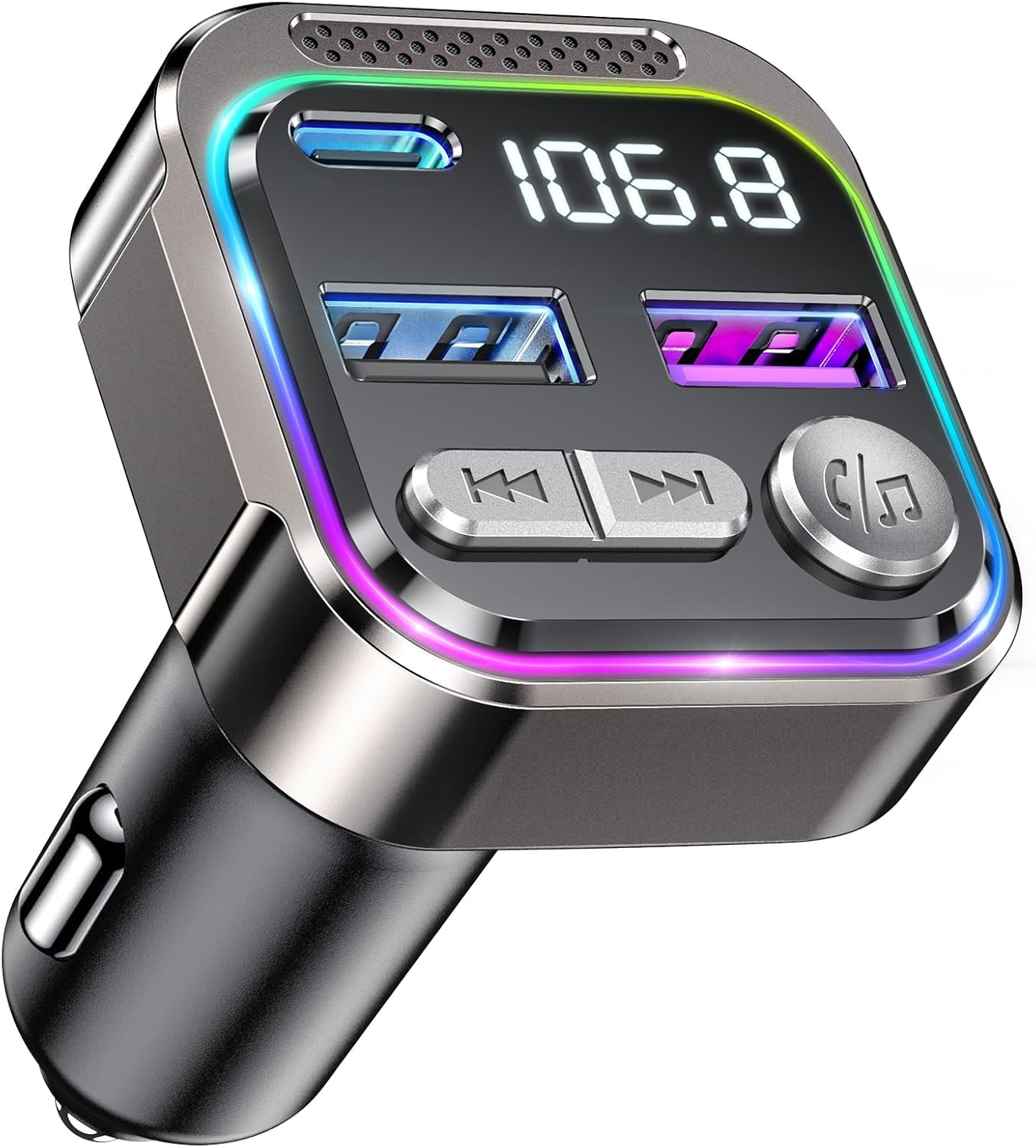 Ein Autoladegerät mit zwei USB-Anschlüssen, einer Digitalanzeige mit 106,8 und mehreren Tasten.