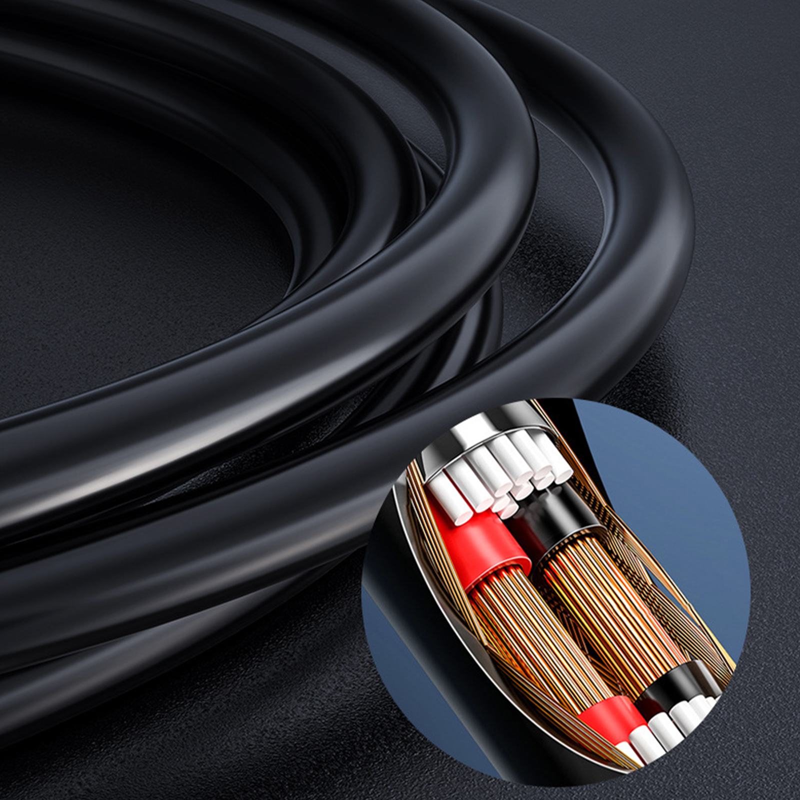 Ein schwarzes Kabel mit vergrößerter Ansicht des Innenlebens des Kabels.