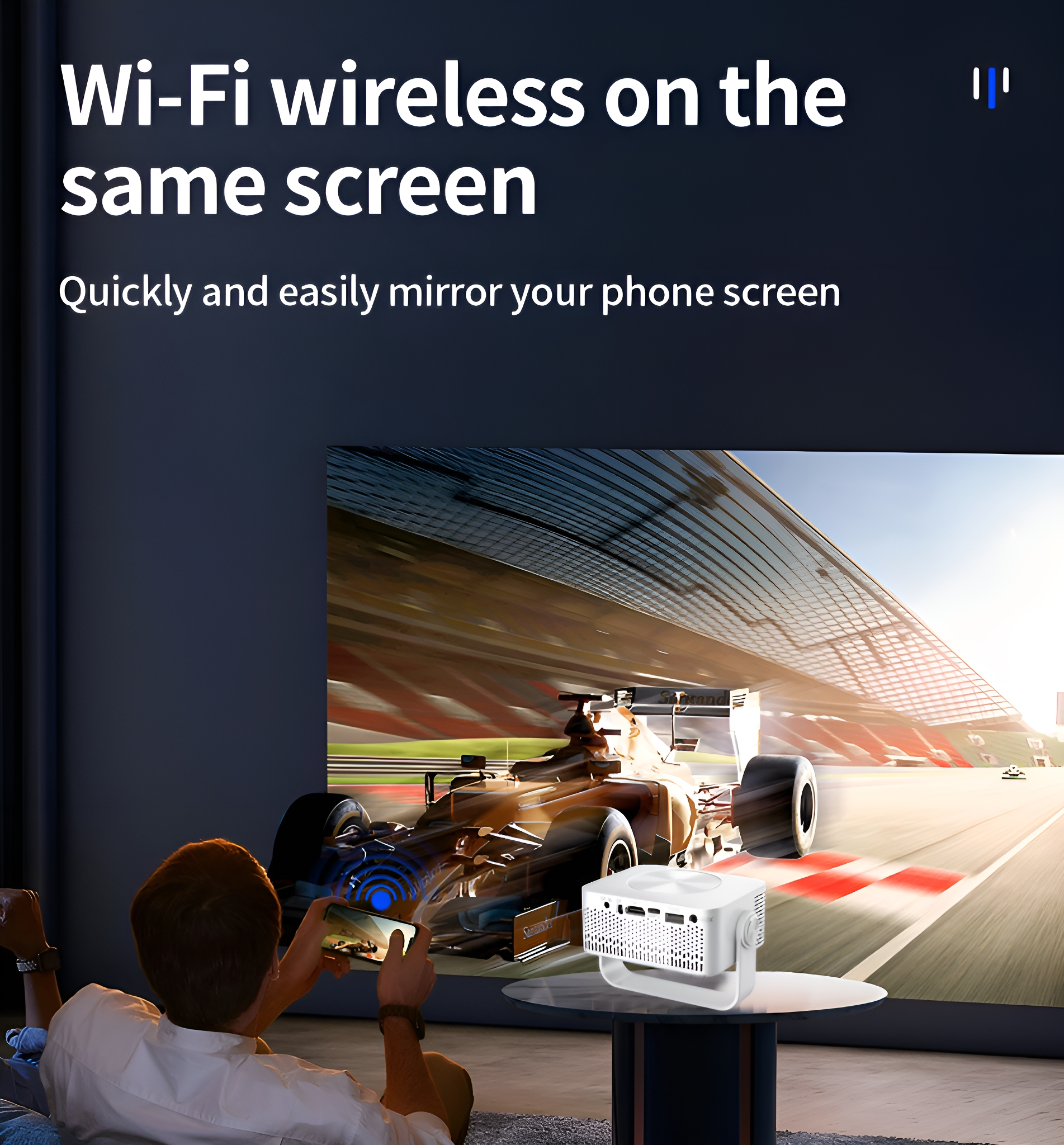 Eine Person, die ein Telefon hält, das eine Rennwagenszene auf eine Projektorleinwand spiegelt.