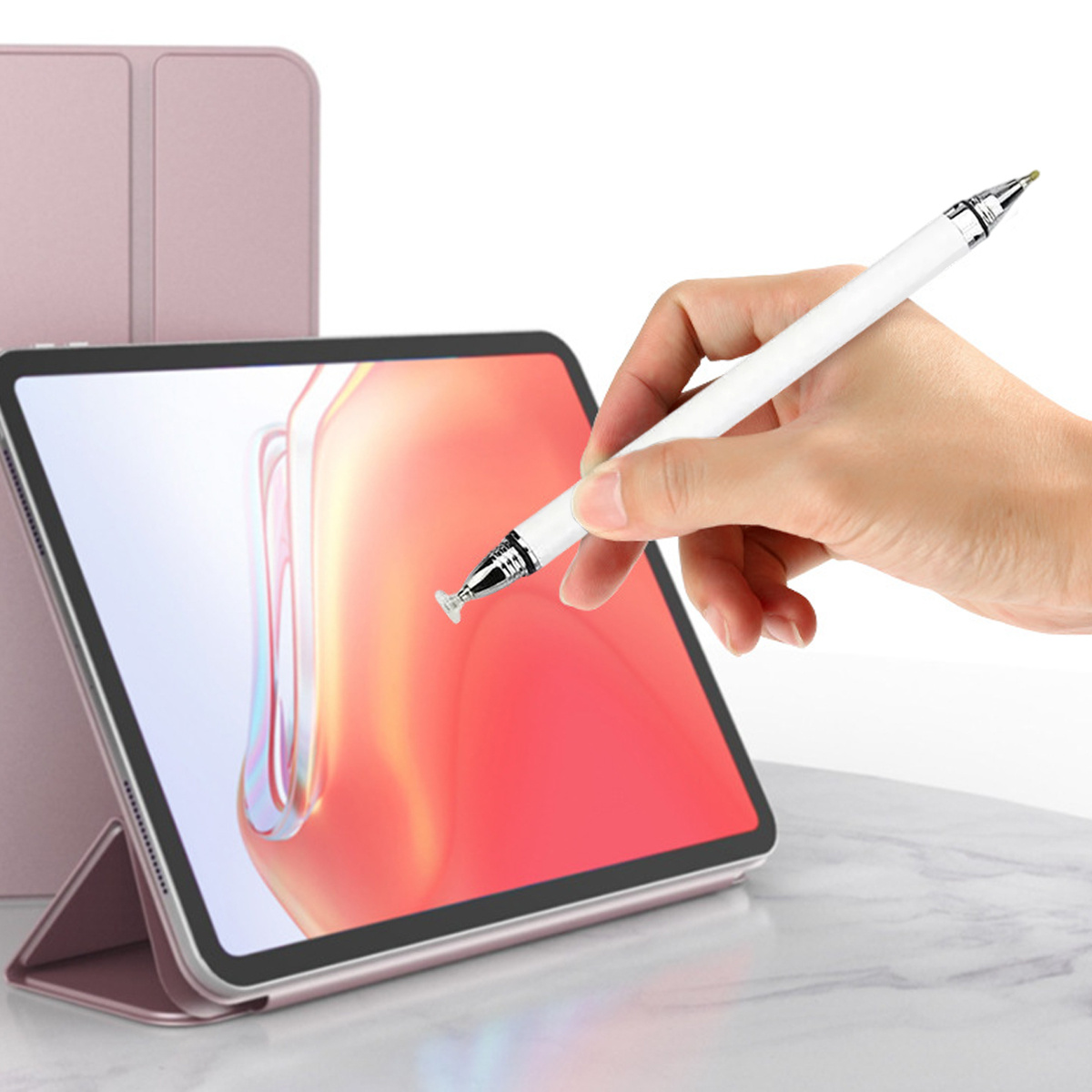 Ein iPad und eine Hand, die einen weißen Stift hält. Das Gehäuse ist roségoldfarben.