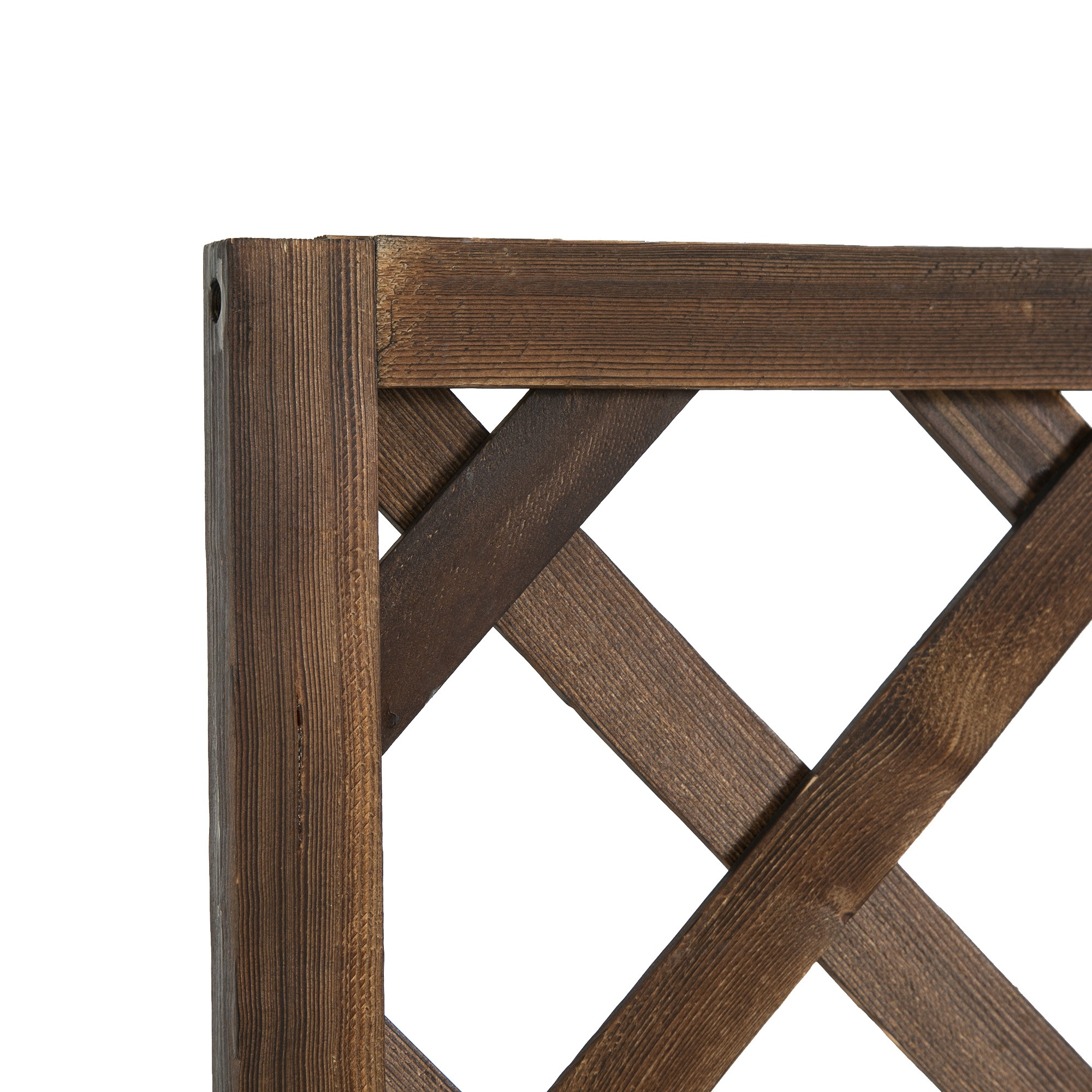 Nahaufnahme eines Holzspaliers. Dunkelbraune, abgewinkelte Holzlatten bilden.