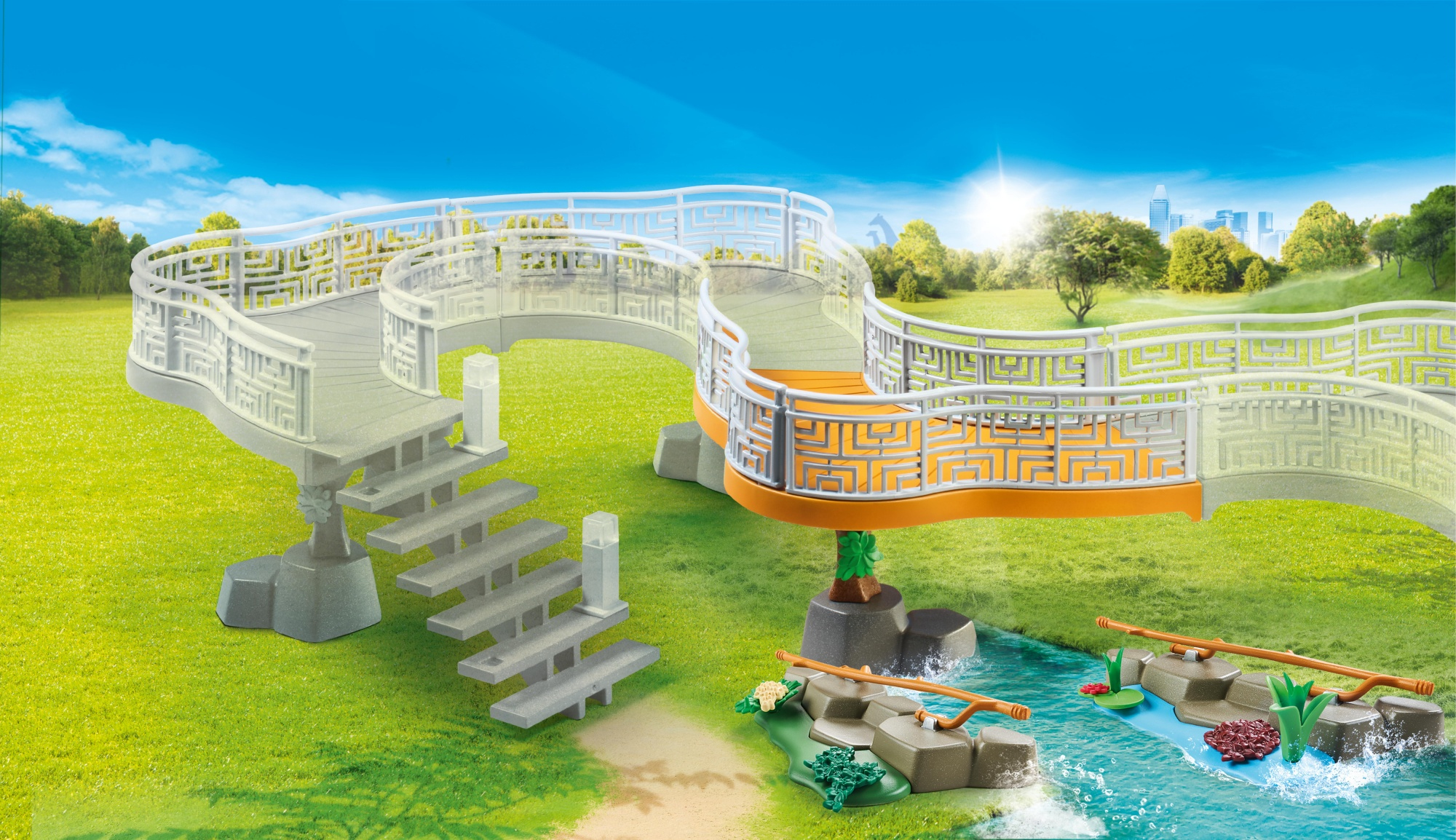 Un set di giocattoli Playmobil a ponte, con un ponte curvo, scale, elementi acquatici e uno sfondo di cielo soleggiato.