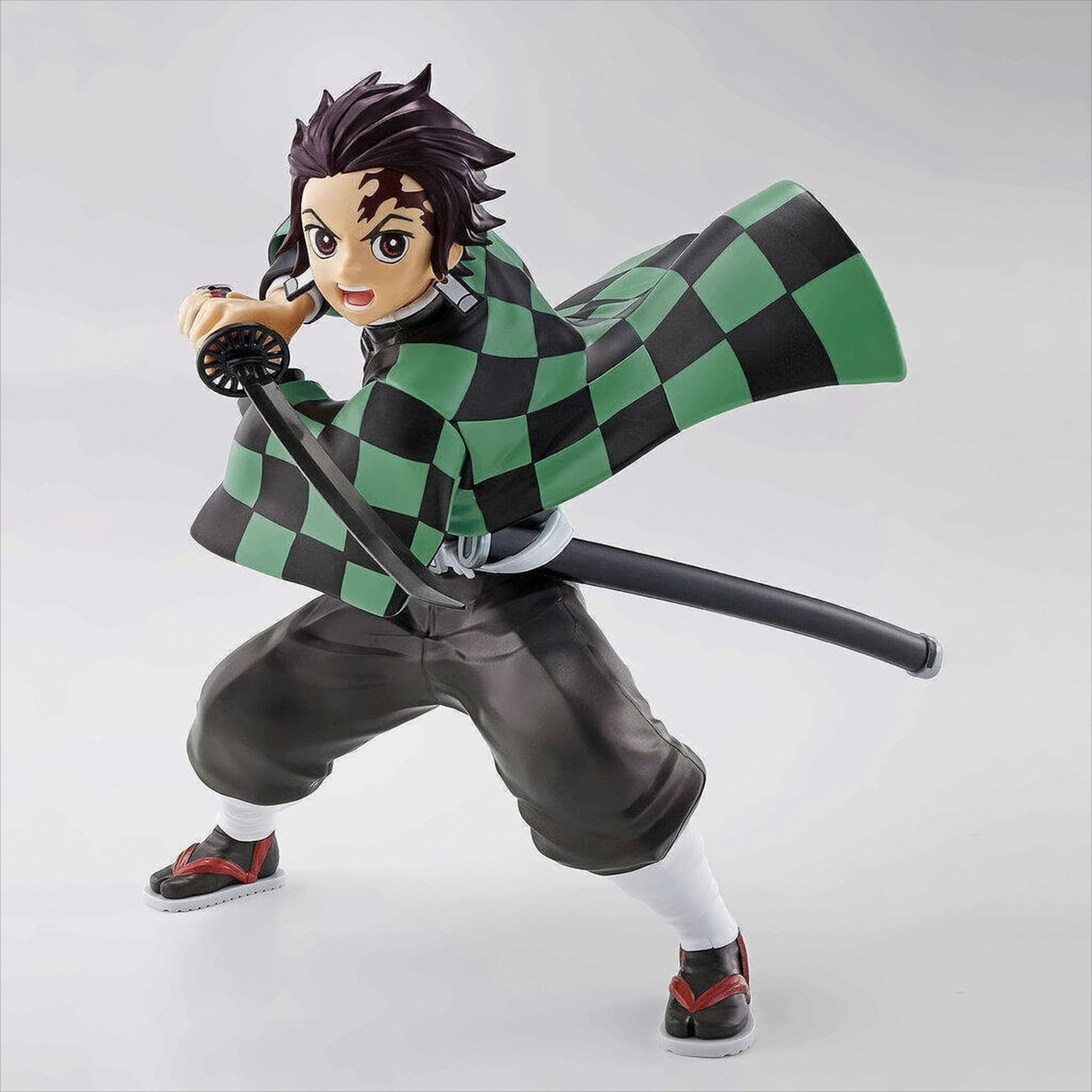 Anime-Figur. Ein Junge mit Schwert, kariertem Outfit und grünem Umhang.