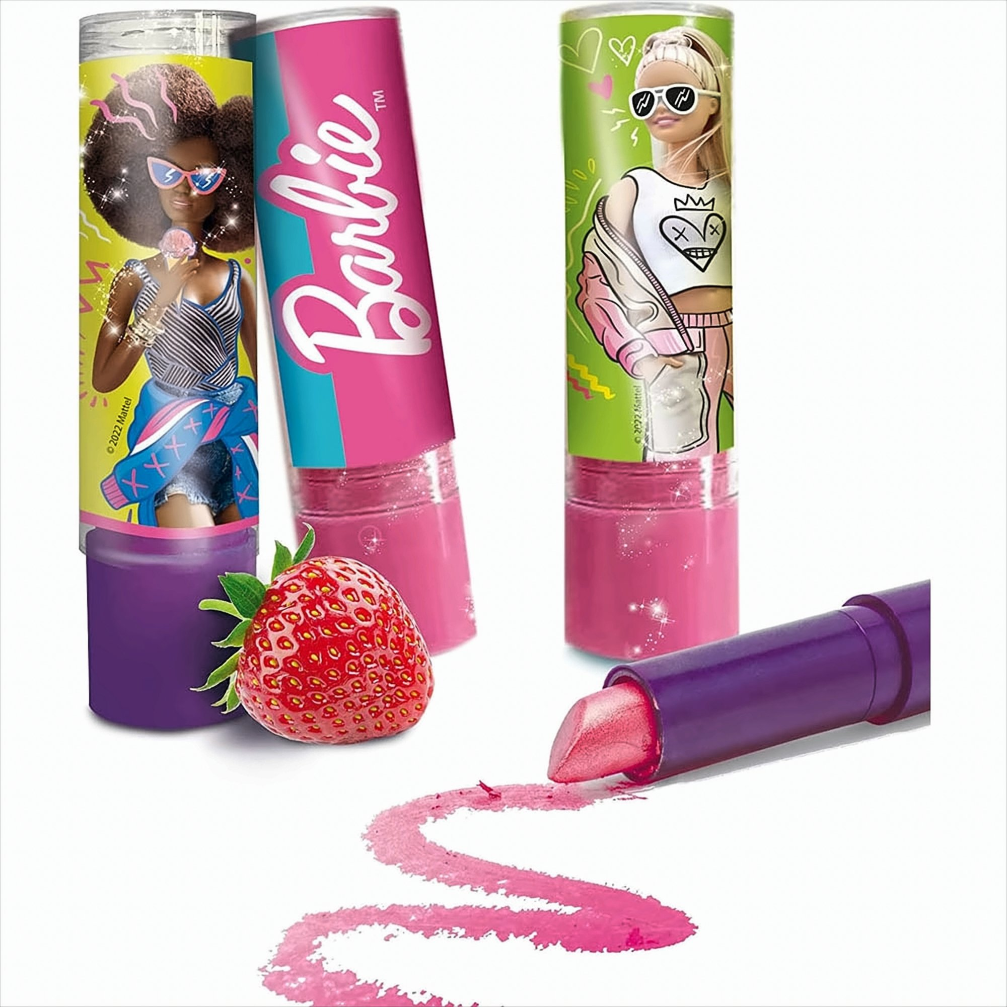 Lippenstifte mit Barbie-Designs, eine Erdbeere und ein rosa Lippenstiftstrich auf weißem Hintergrund.