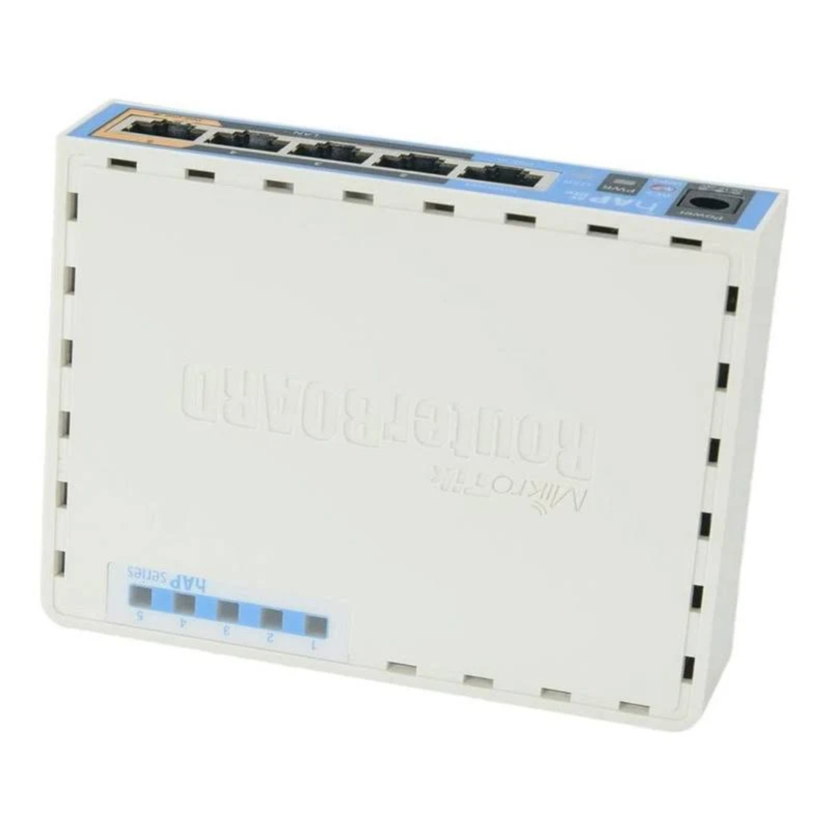 Biały router z wieloma portami. Widoczna etykieta serii HAP. Niebieskie światła wskazują aktywne połączenia.