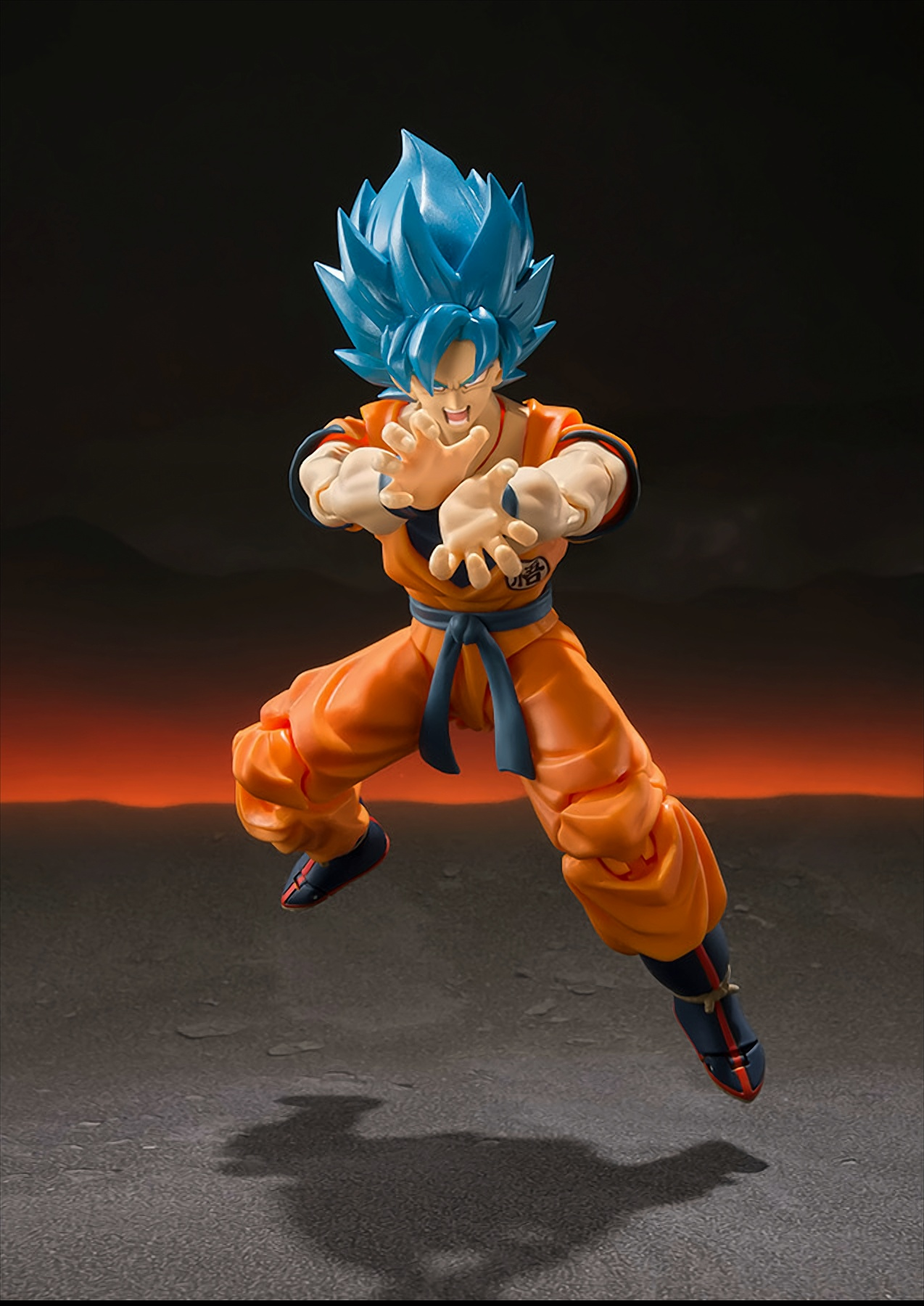 Eine orange und blaue Anime-Figur von Goku in Kampfpose.