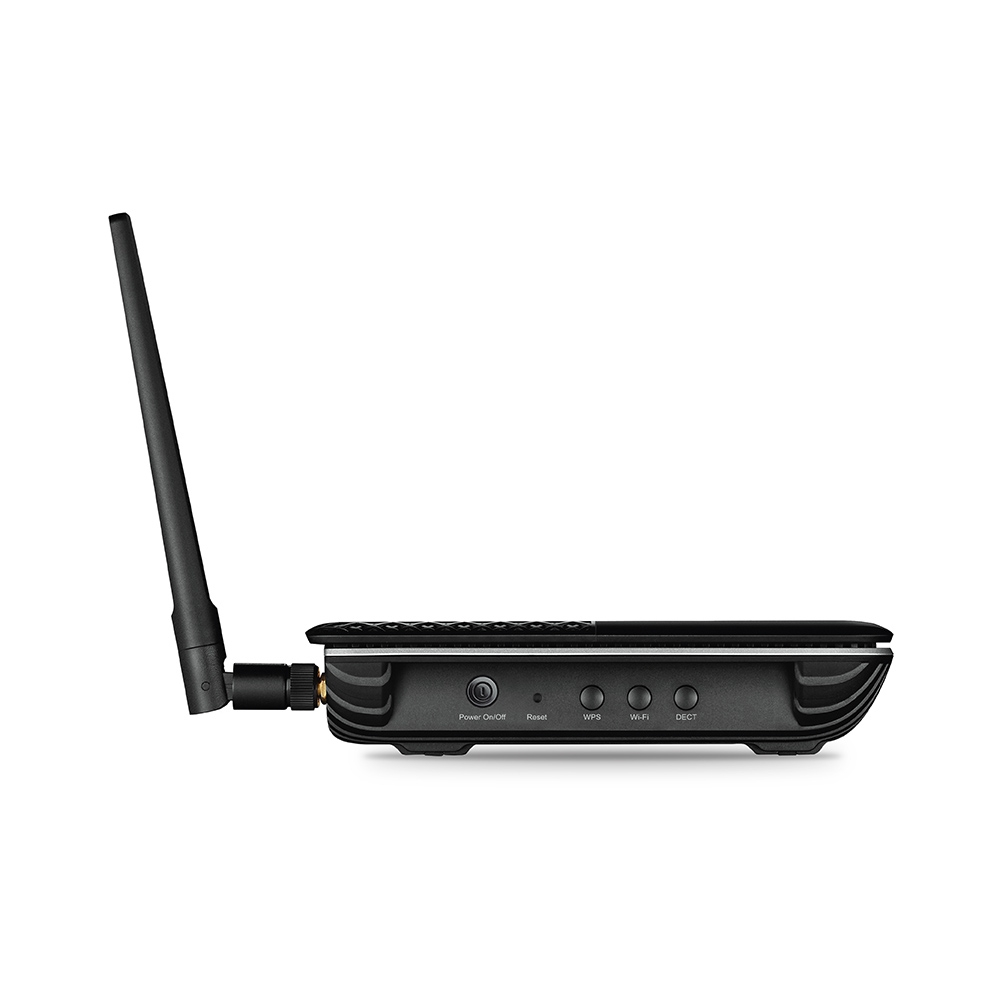 Un router nero con una singola antenna, pulsanti e una porta di alimentazione, con sfondo bianco.