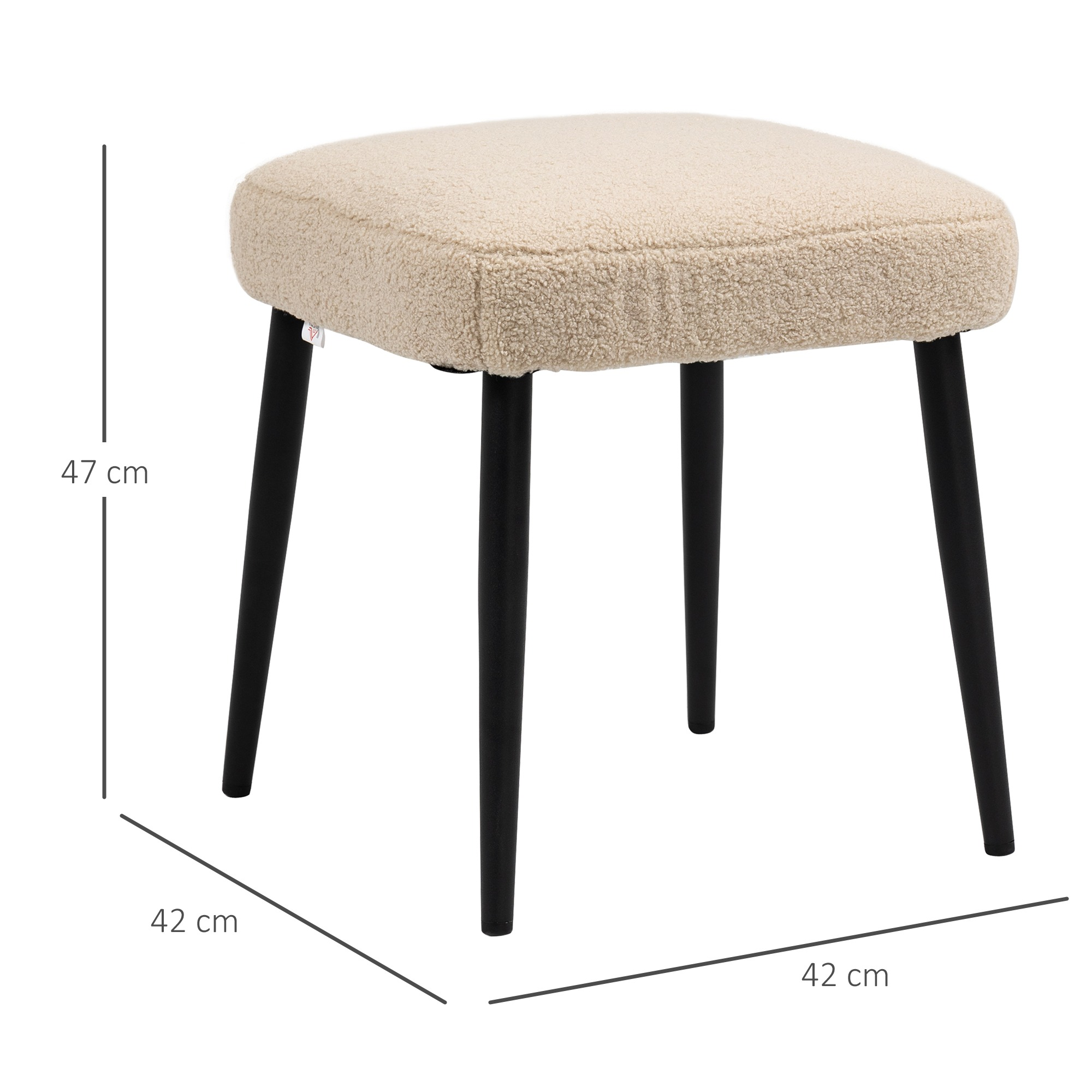 Beiger, quadratischer Hocker mit schwarzen Beinen. Maße sind 42x42x47 cm. Weißer Hintergrund.