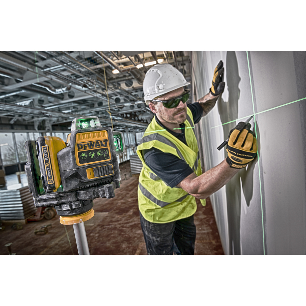 Bauarbeiter benutzt Laserwaage, Sicherheitsausrüstung, in einem Gebäude.