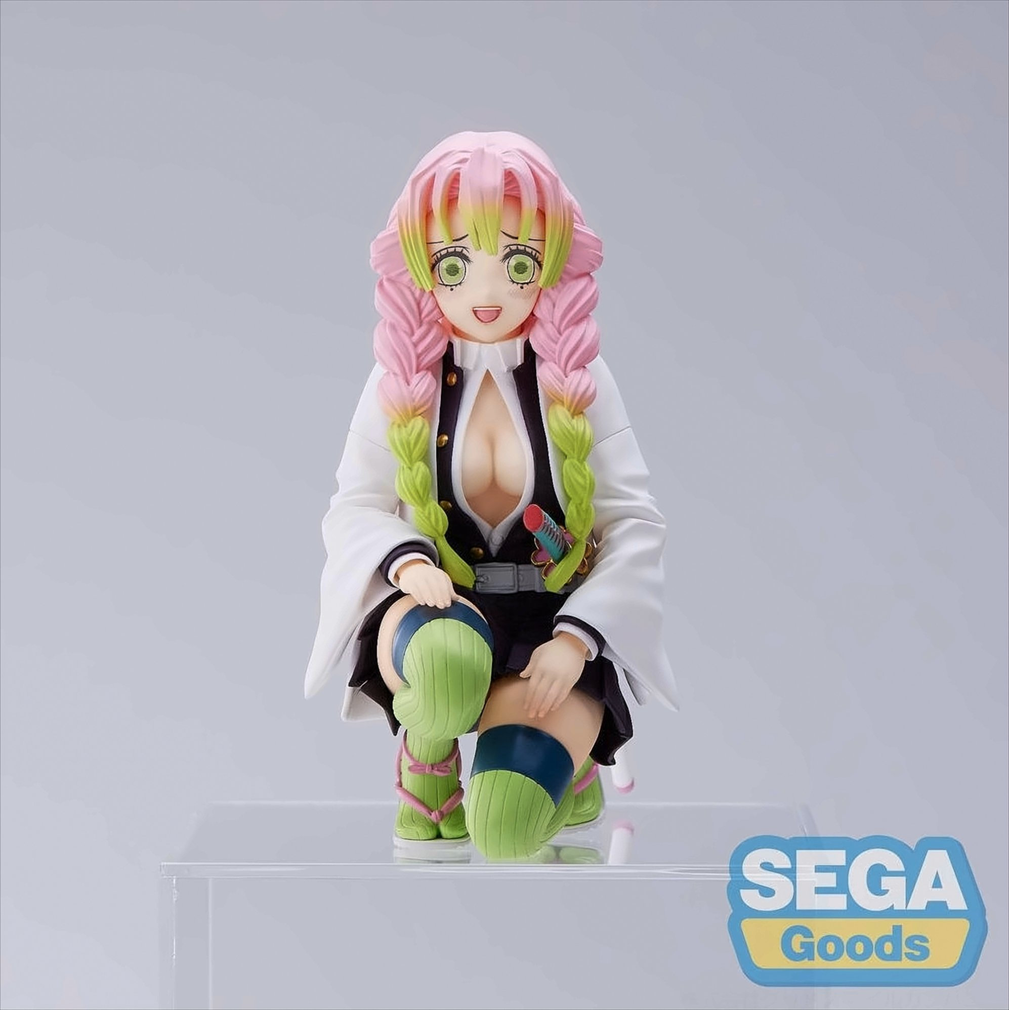 Anime-Figur eines knienden Mädchens, rosa Haare, weißes Outfit, auf klarem Ständer.