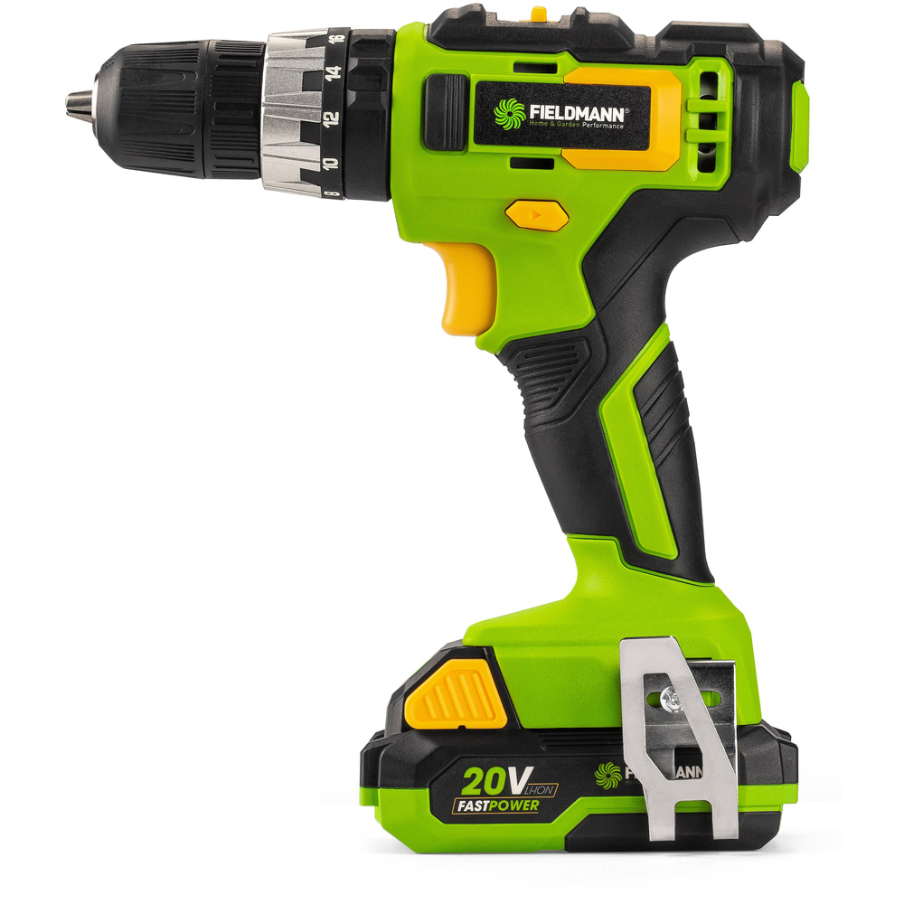 Zielono-czarna wiertarka akumulatorowa. Posiada żółty spust i czarny akumulator.