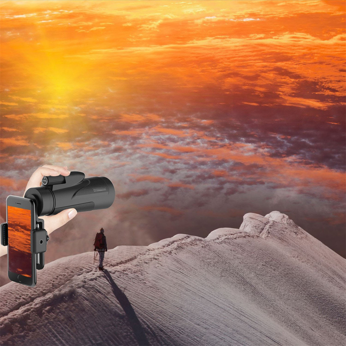 Person hält Monokular und Telefon, blickt auf Gebirge bei Sonnenuntergang.