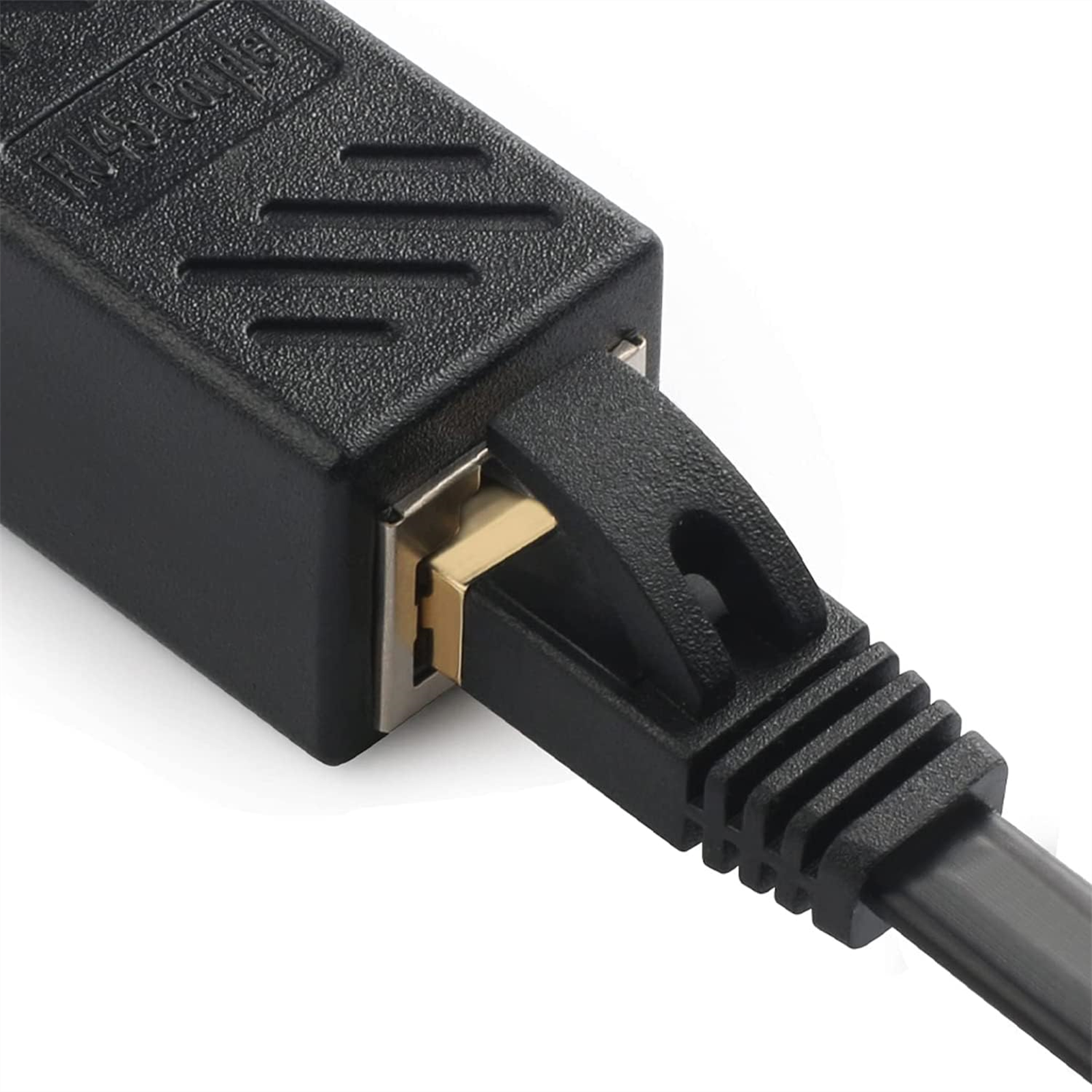 Nahaufnahme eines schwarzen HDMI-Kabels, das an einen schwarzen Adapter angeschlossen ist.