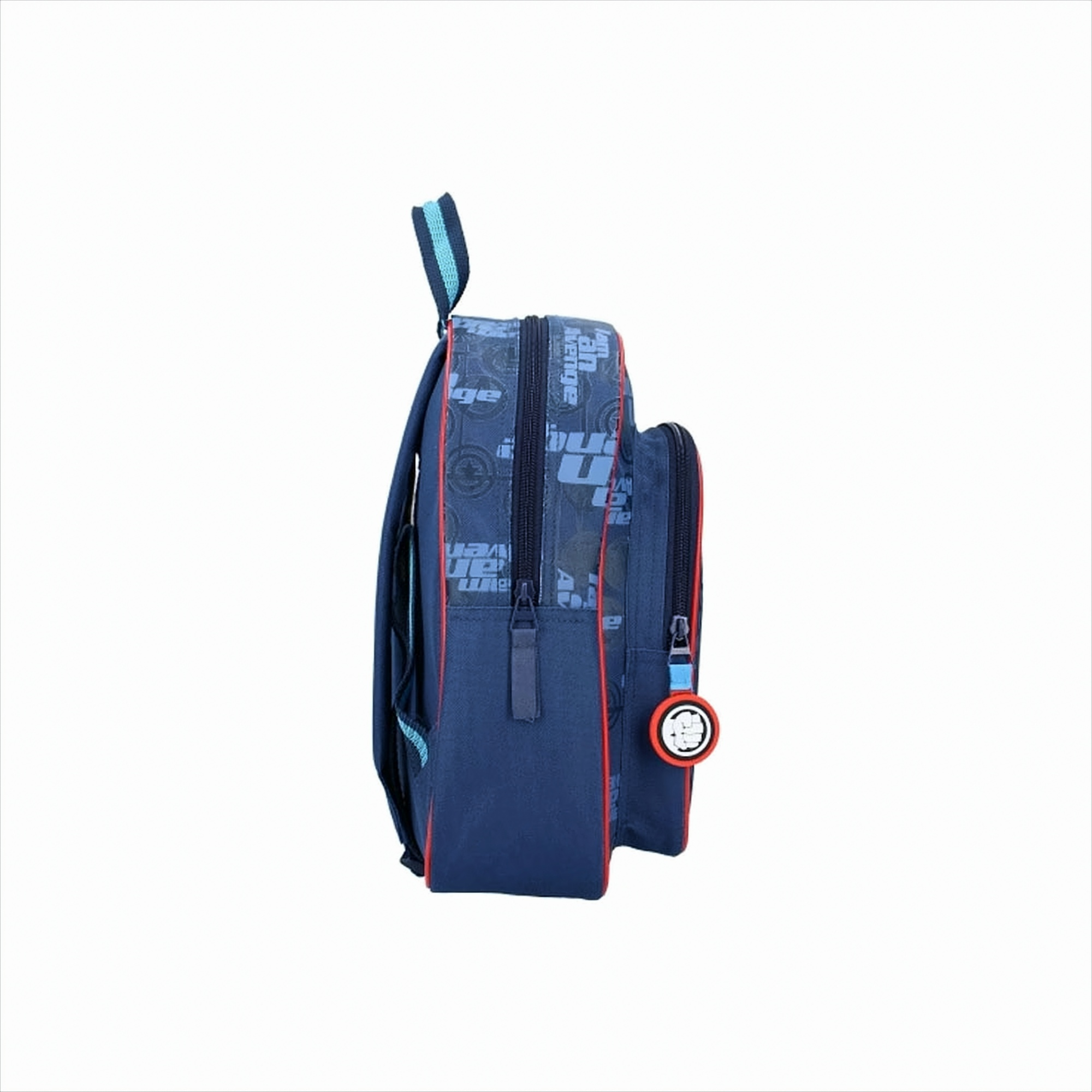 Ein dunkelblauer Rucksack mit roter Paspel. Der Rucksack hat eine Seitentasche und einen Griff.