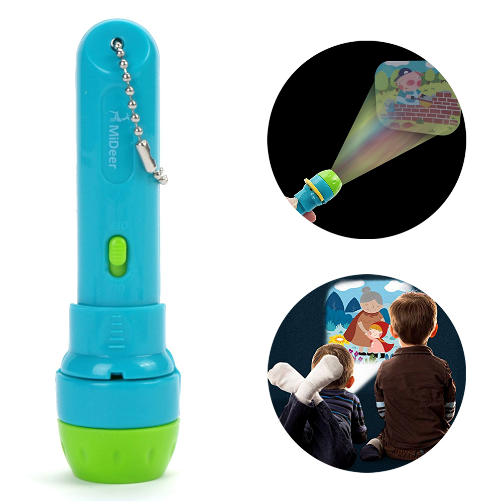 Eine blau-grüne Spielzeugtaschenlampe, die ein Bild an die Wand projiziert. Zwei Kinder schauen zu.