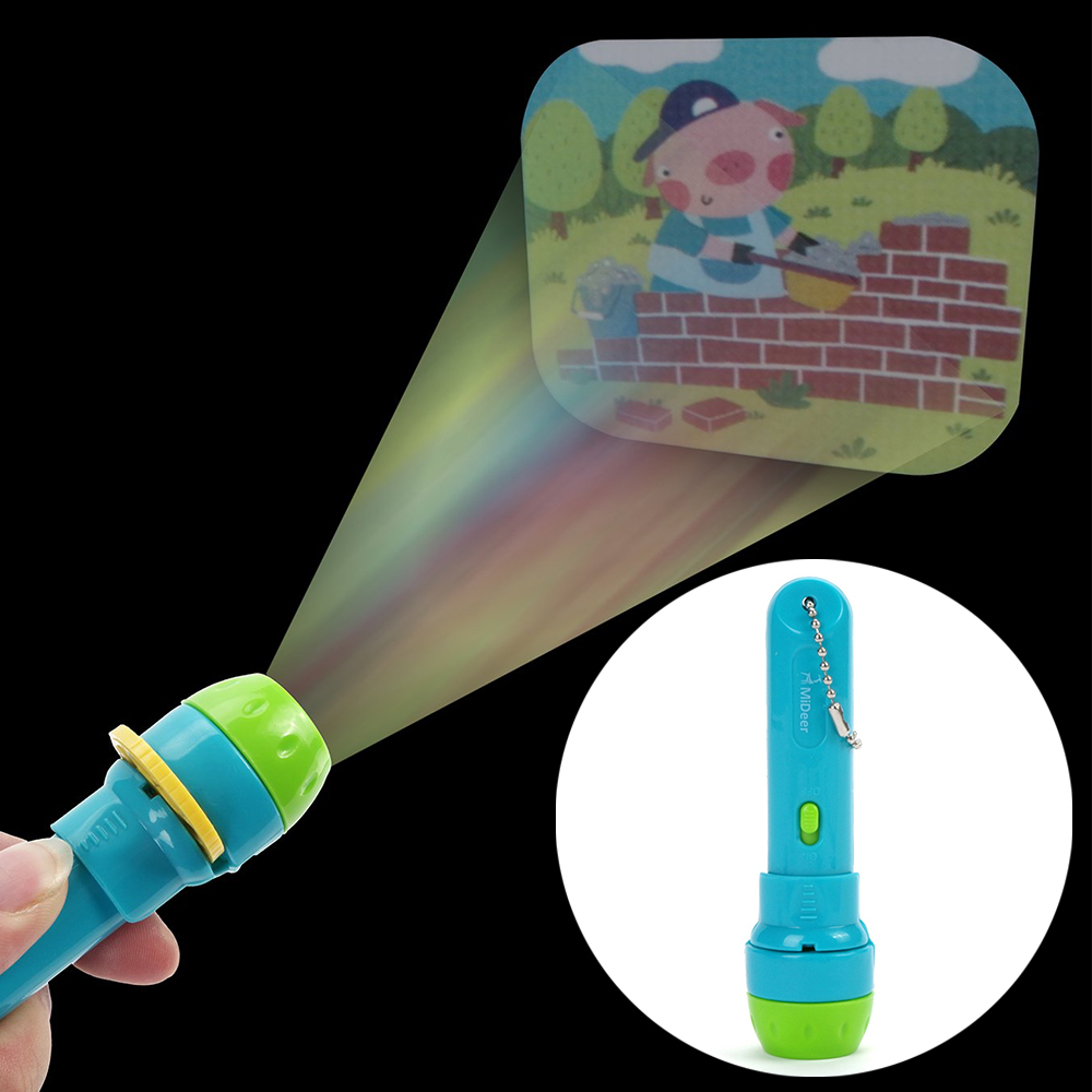 Eine blau-grüne Spielzeugtaschenlampe projiziert ein Bild eines Schweins, das eine Ziegelmauer baut.