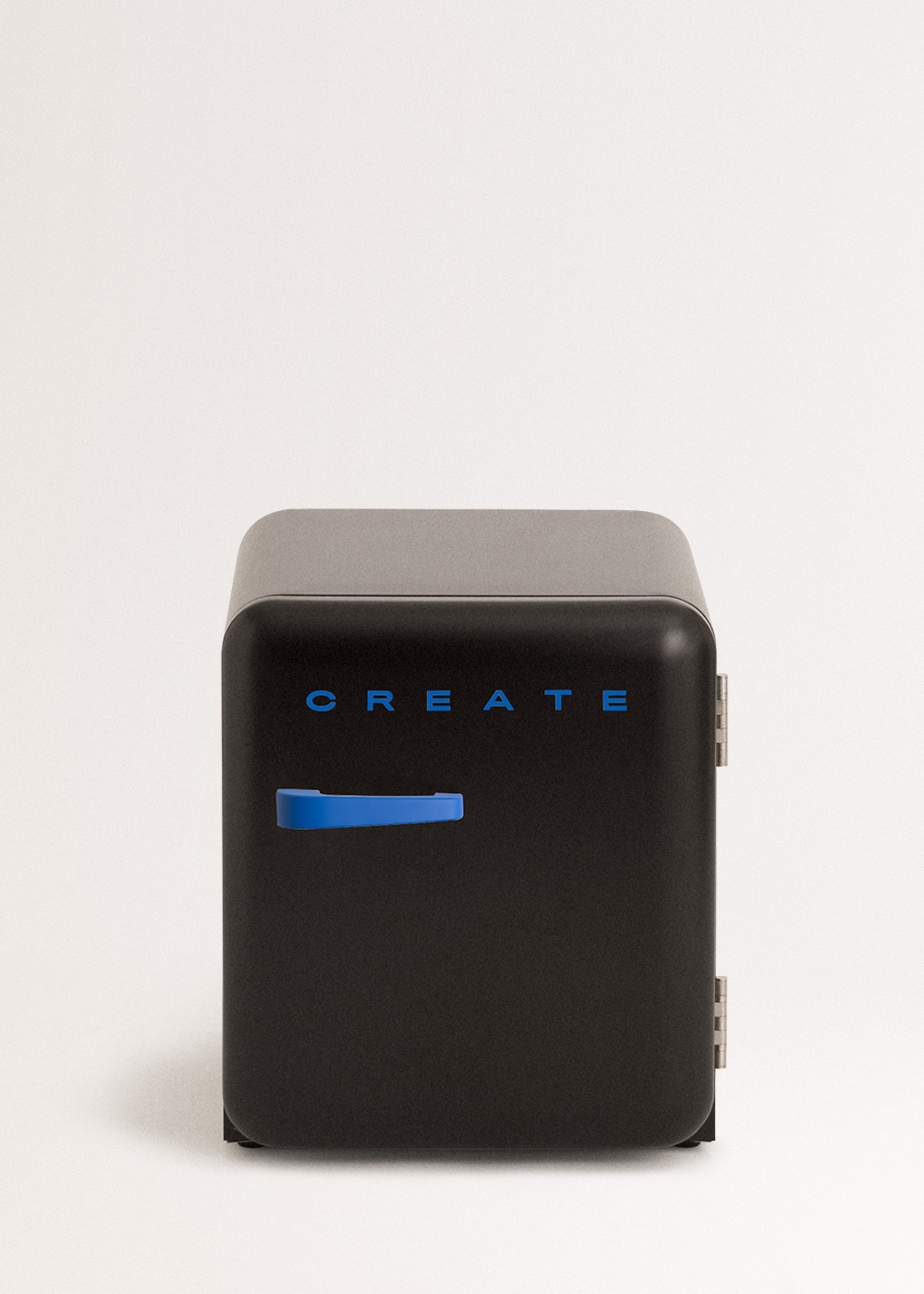 Mini-nevera negra con asa azul y texto 'CREATE' sobre fondo blanco.