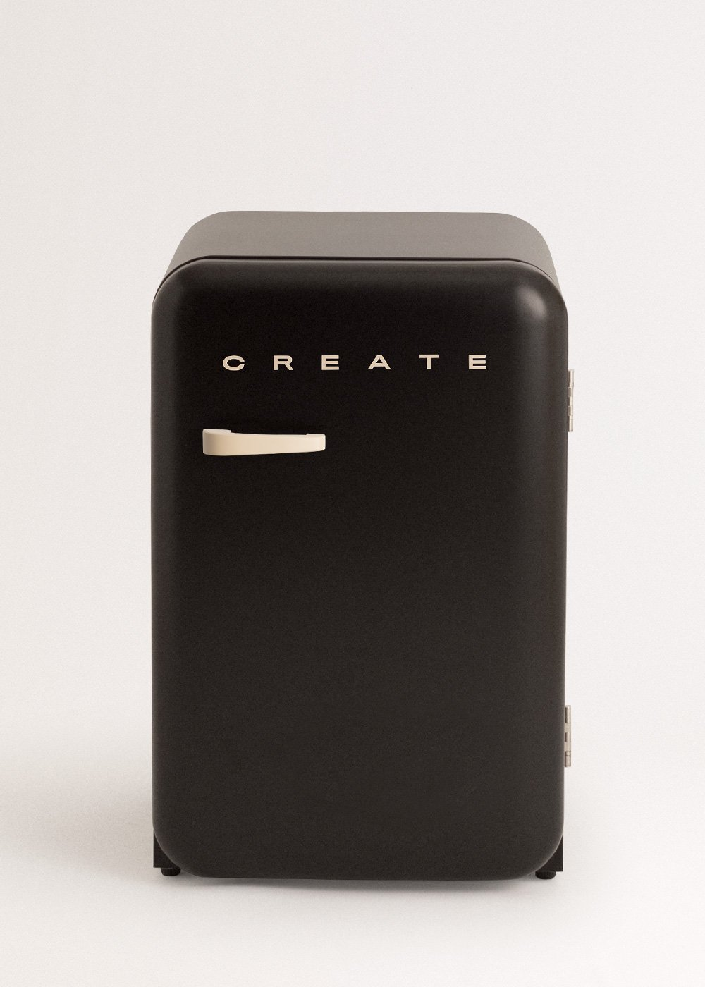 Un pequeño refrigerador negro retro con un asa blanca y la palabra CREATE en él.