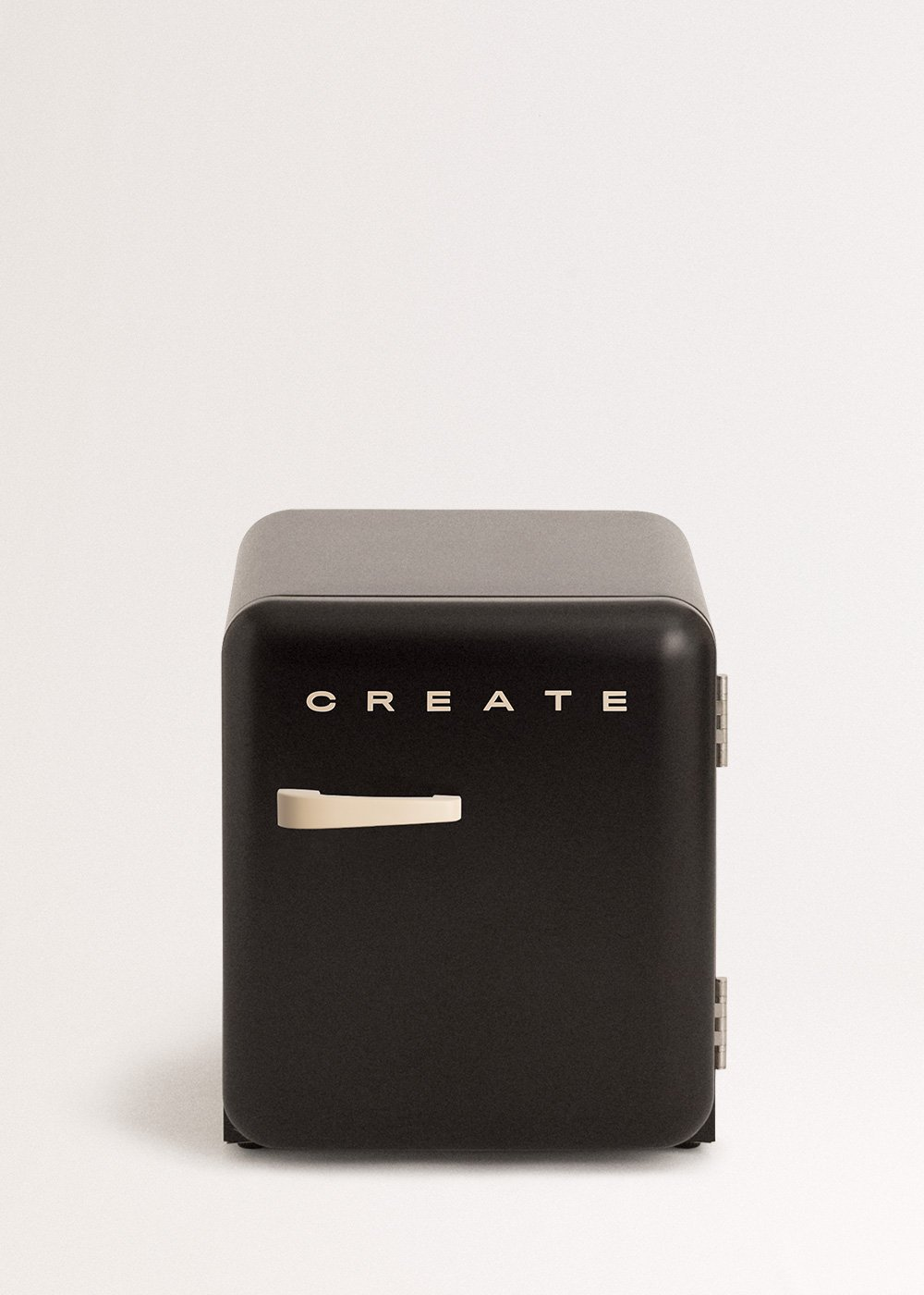 Un mini-frigorífico negro con CREATE escrito. Fondo blanco.