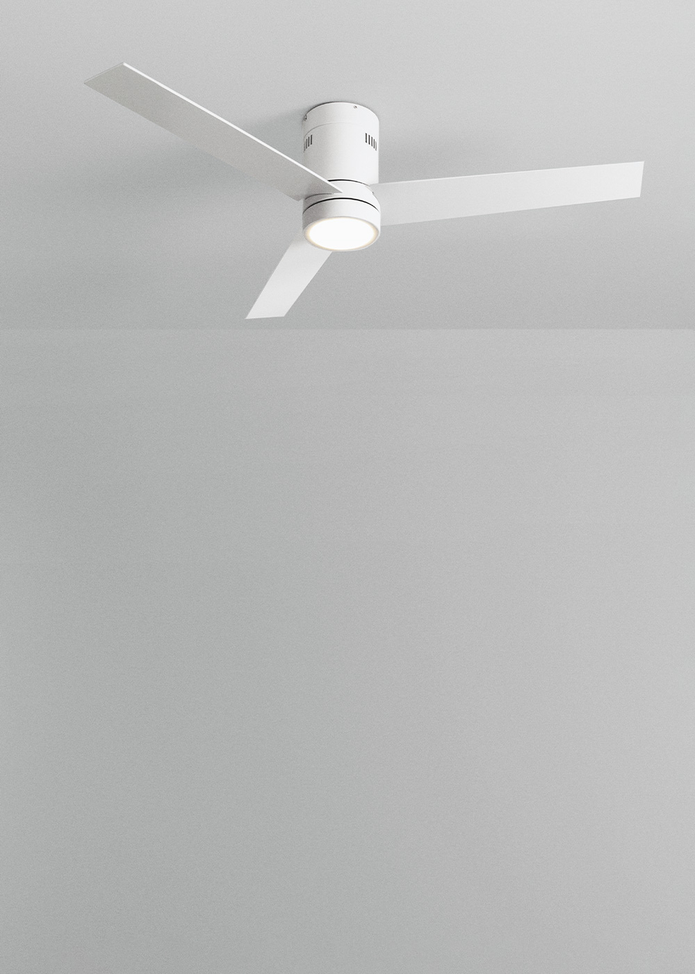 Ventilador de techo blanco con 3 aspas, centrado. Fondo gris pared.