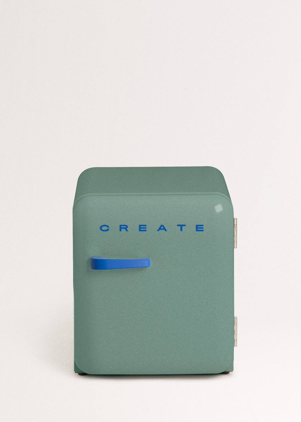 Pequeño frigorífico retro verde con asa azul y la palabra CREATE en letras azules.
