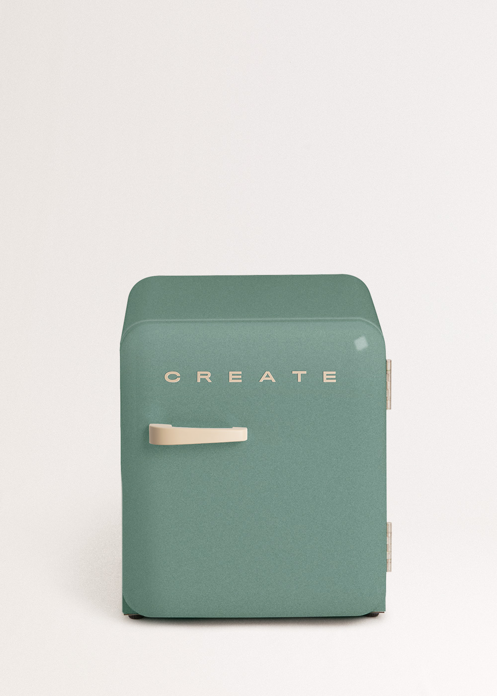 Un mini-refrigerador verde azulado con 'CREATE' al frente, un asa y sobre un fondo blanco.