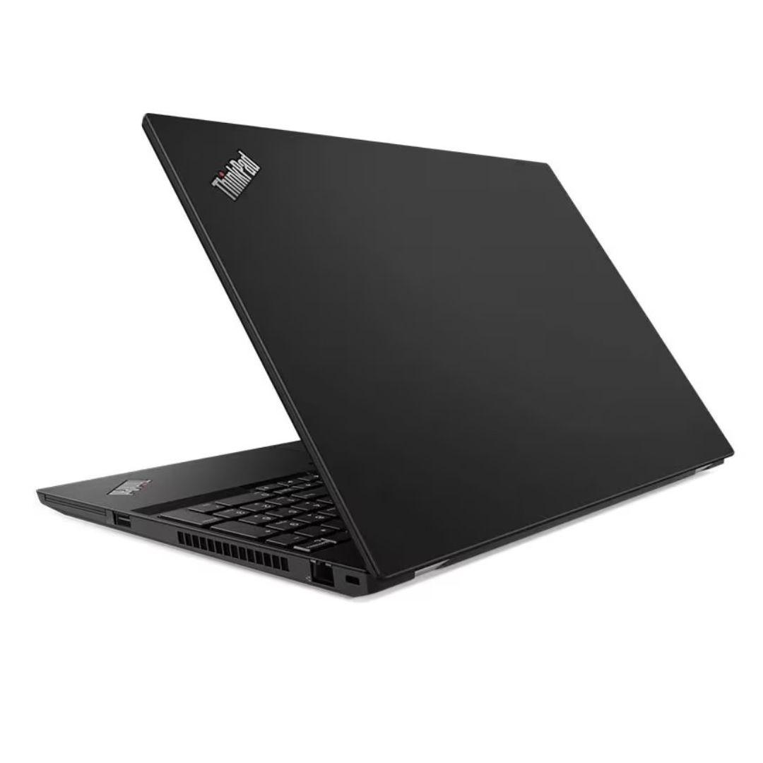 Ein schwarzer Laptop mit dem ThinkPad-Logo, leicht abgewinkelt auf weißem Hintergrund.
