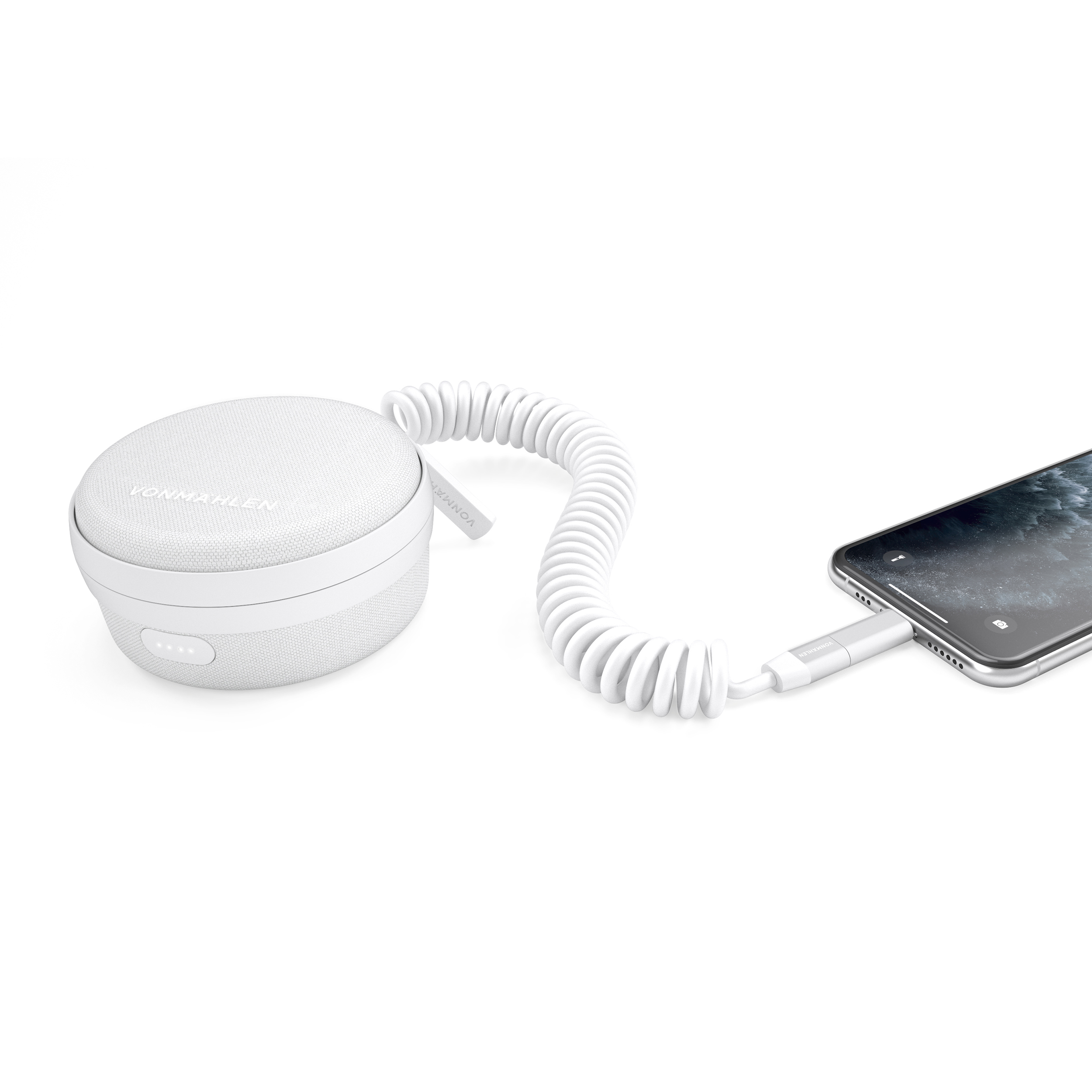 Ein weißer tragbarer Lautsprecher mit weißem Kabel, das an ein Telefon angeschlossen ist.
