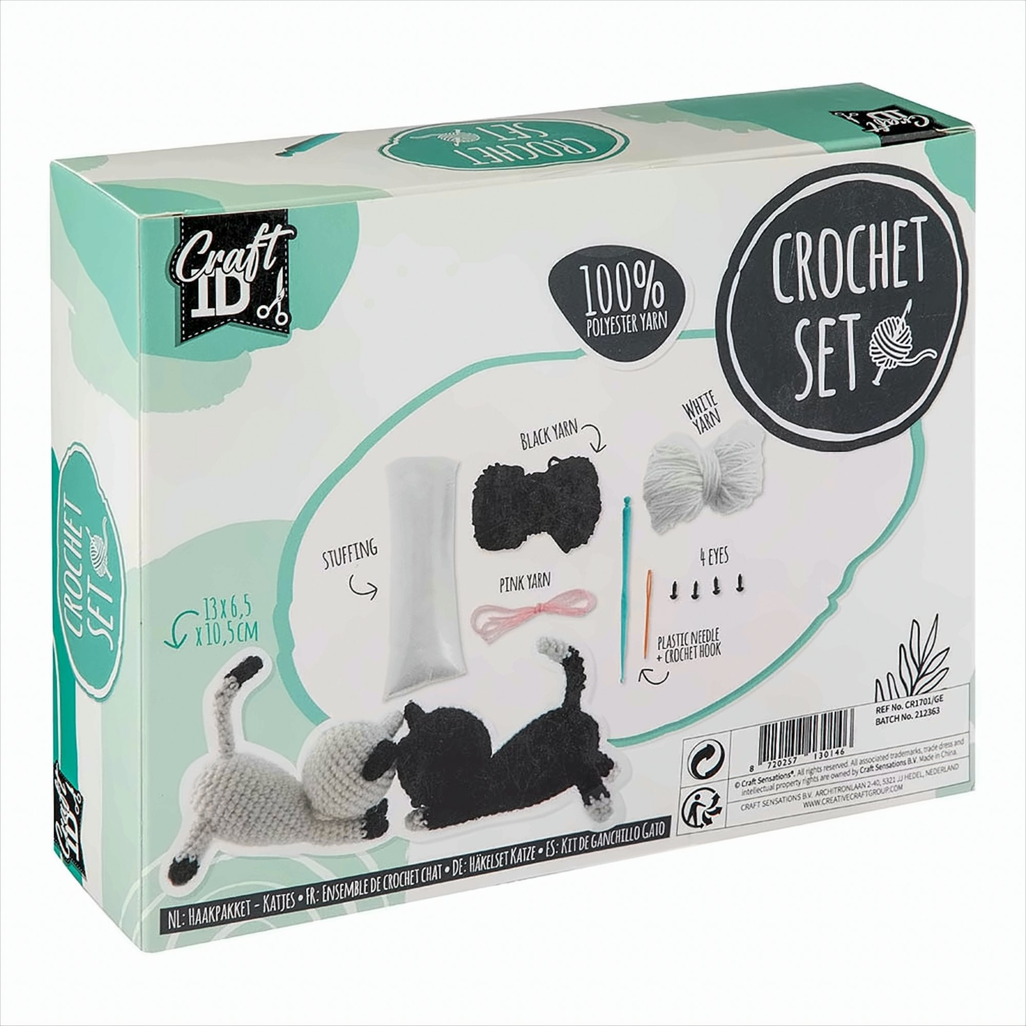 Häkelset-Box mit Artikeln, die zur Herstellung einer Häkelkatze benötigt werden. Weißer Hintergrund.