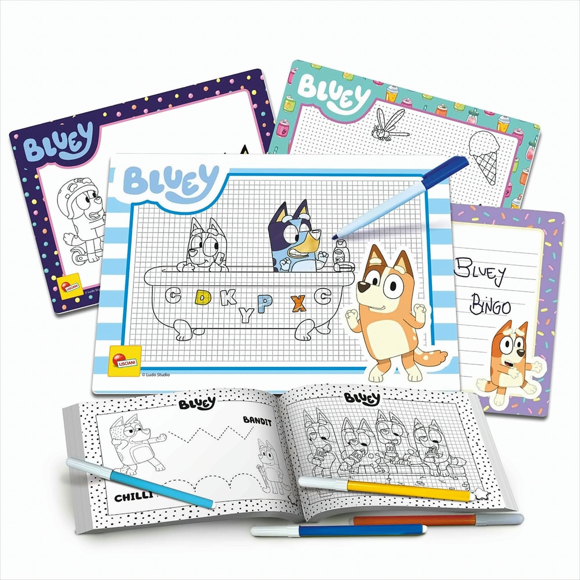 Bluey-thema educatieve spelset: een tekentafel, notitieboekjes en karakteruitsparingen, gerangschikt op een wit oppervlak.