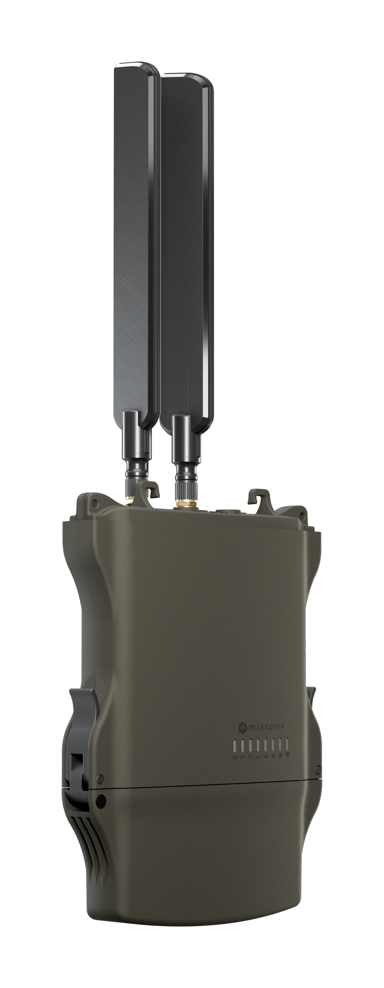 Ciemnozielone urządzenie Mikrotik z antenami. Czarna podstawa. Białe tło.