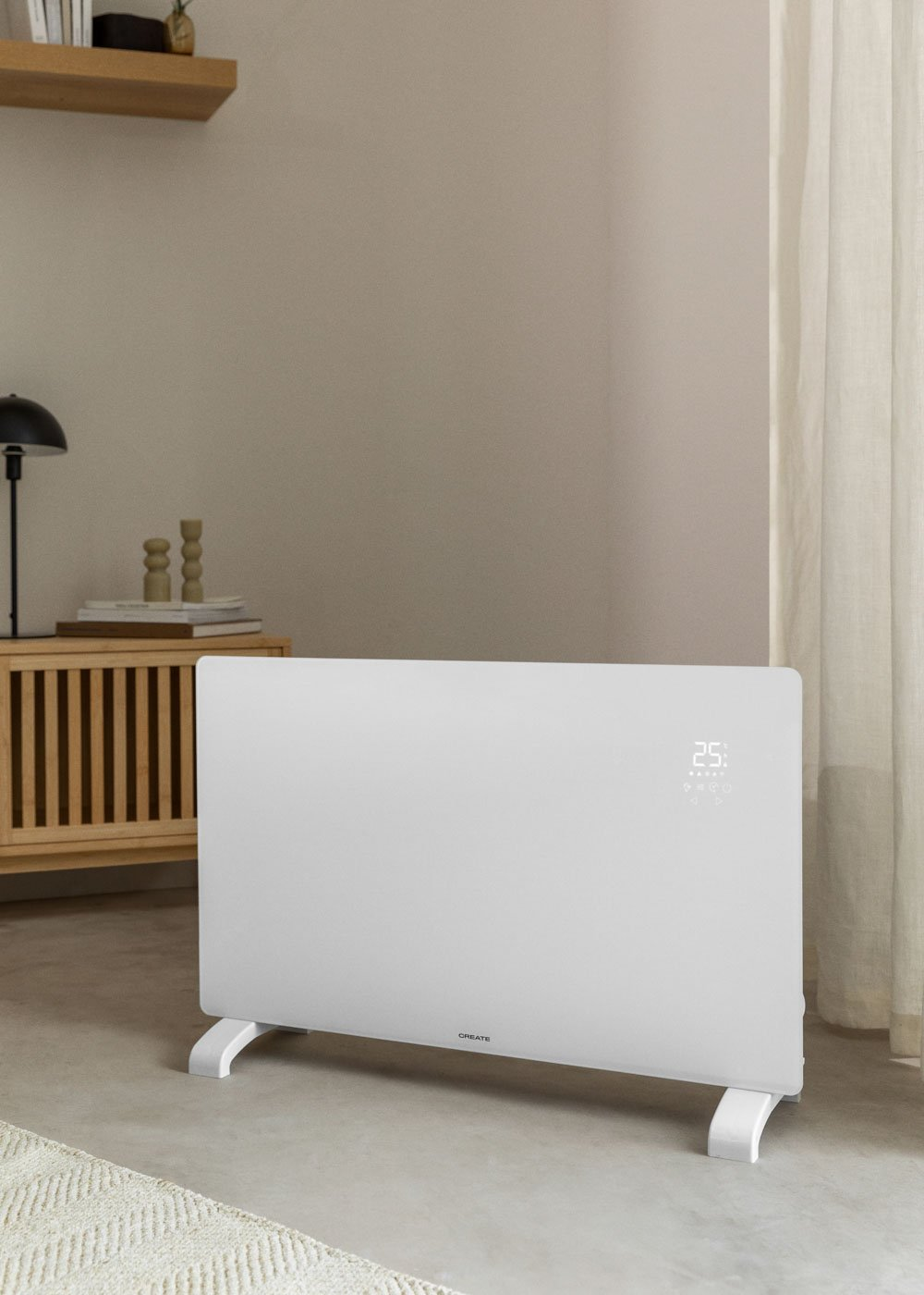 Calentador eléctrico blanco con pantalla digital, sobre suelo de madera clara, cerca de una cortina.