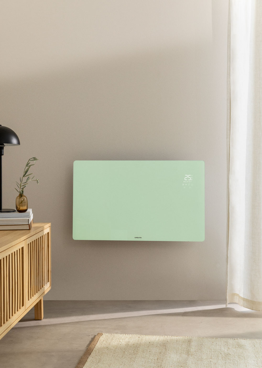 Calentador verde montado en la pared con pantalla digital. Pared beige, mueble de madera y ventana.
