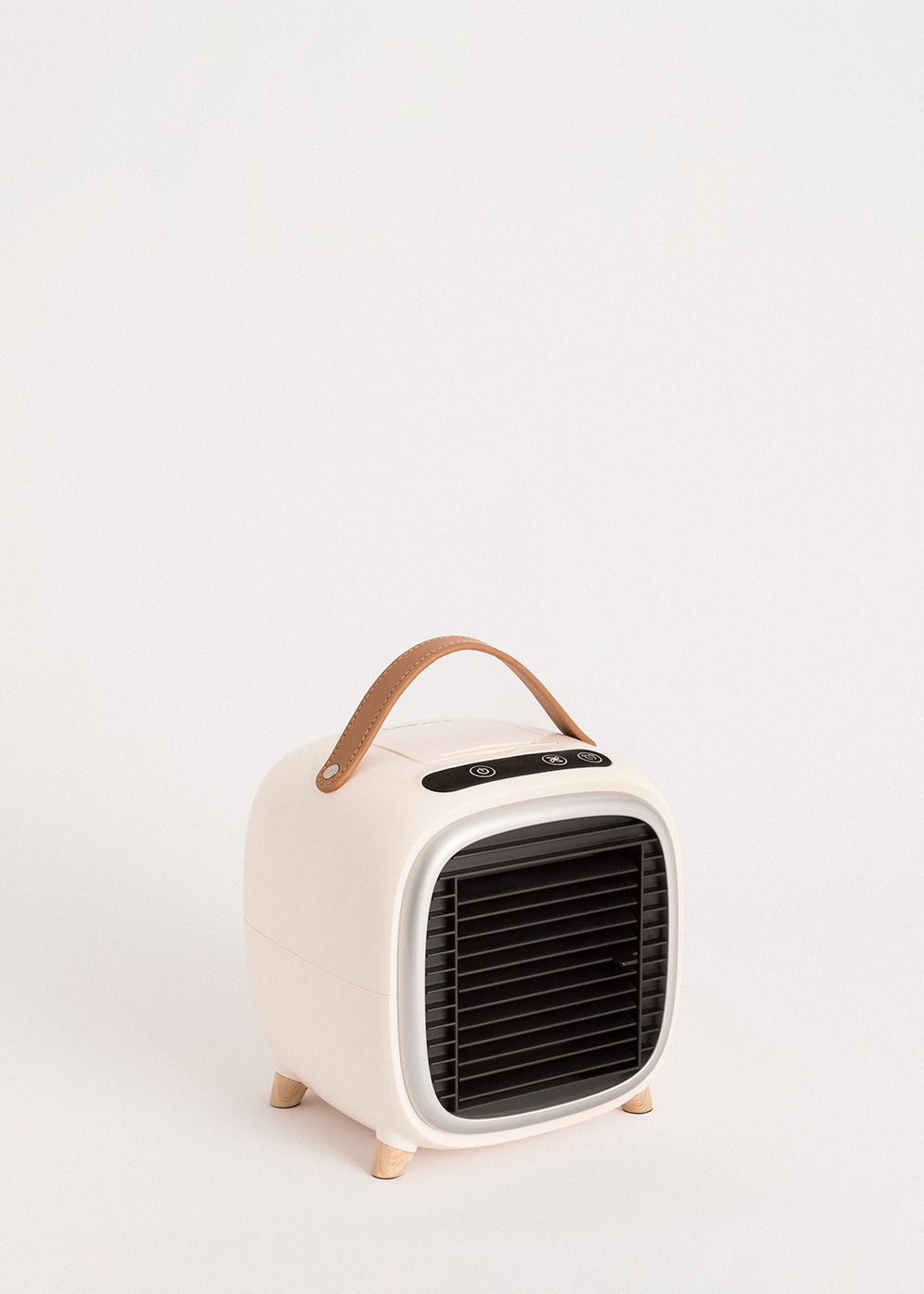Enfriador de aire beige con asa y patas de madera. Rejilla negra. Fondo blanco.
