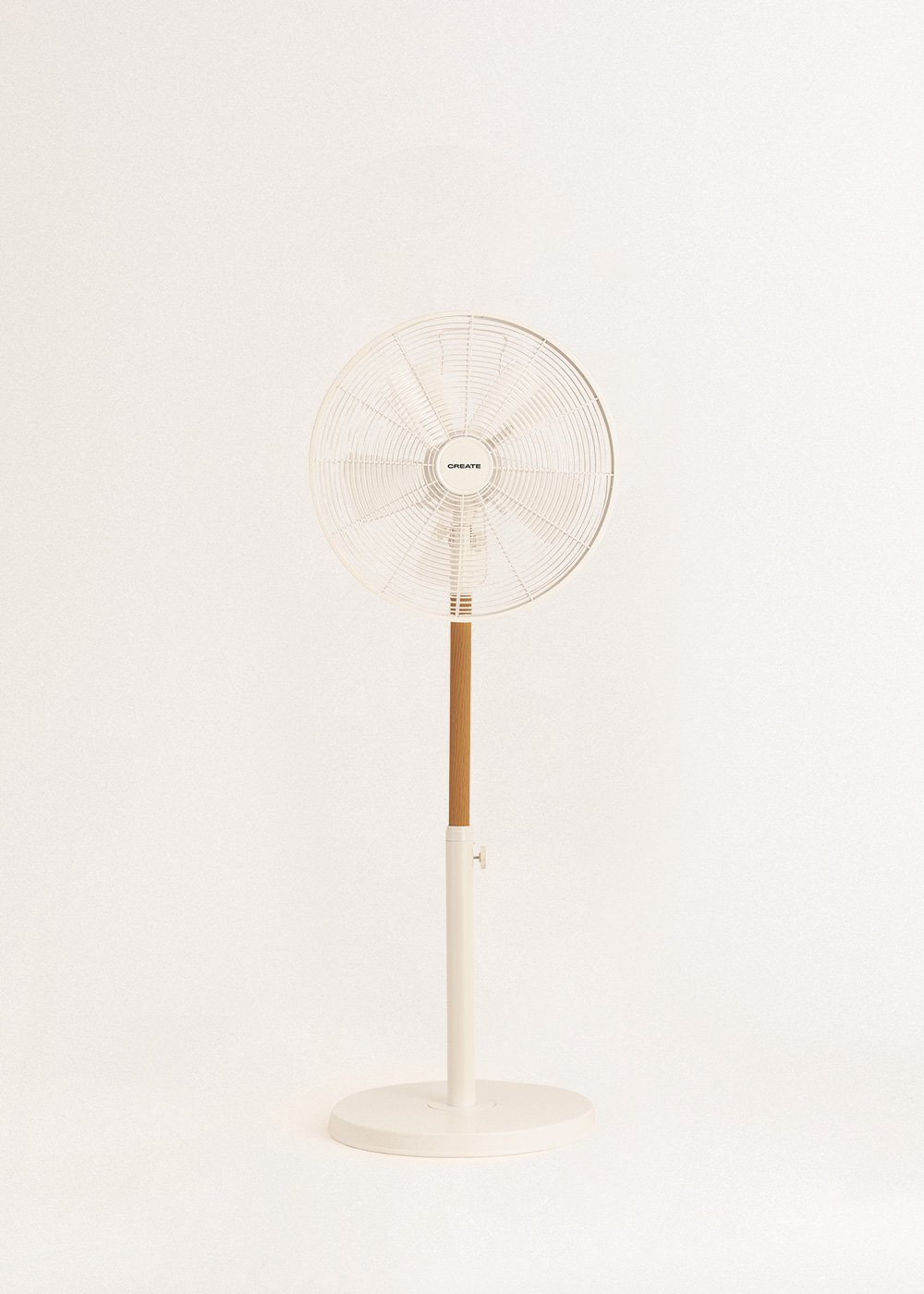 Ventilador CREATE blanco y madera sobre fondo blanco.