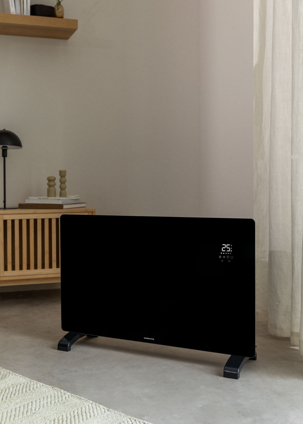 Calentador eléctrico negro que muestra 25 grados. Pared beige y fondo neutro.