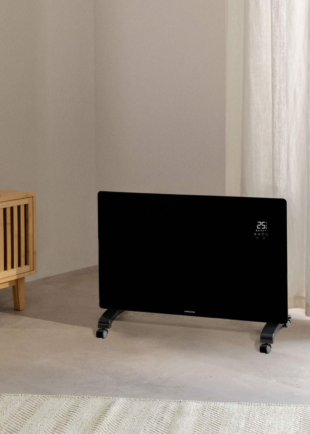 Un calefactor eléctrico negro sobre ruedas. Tiene una pantalla digital que muestra el número 25.